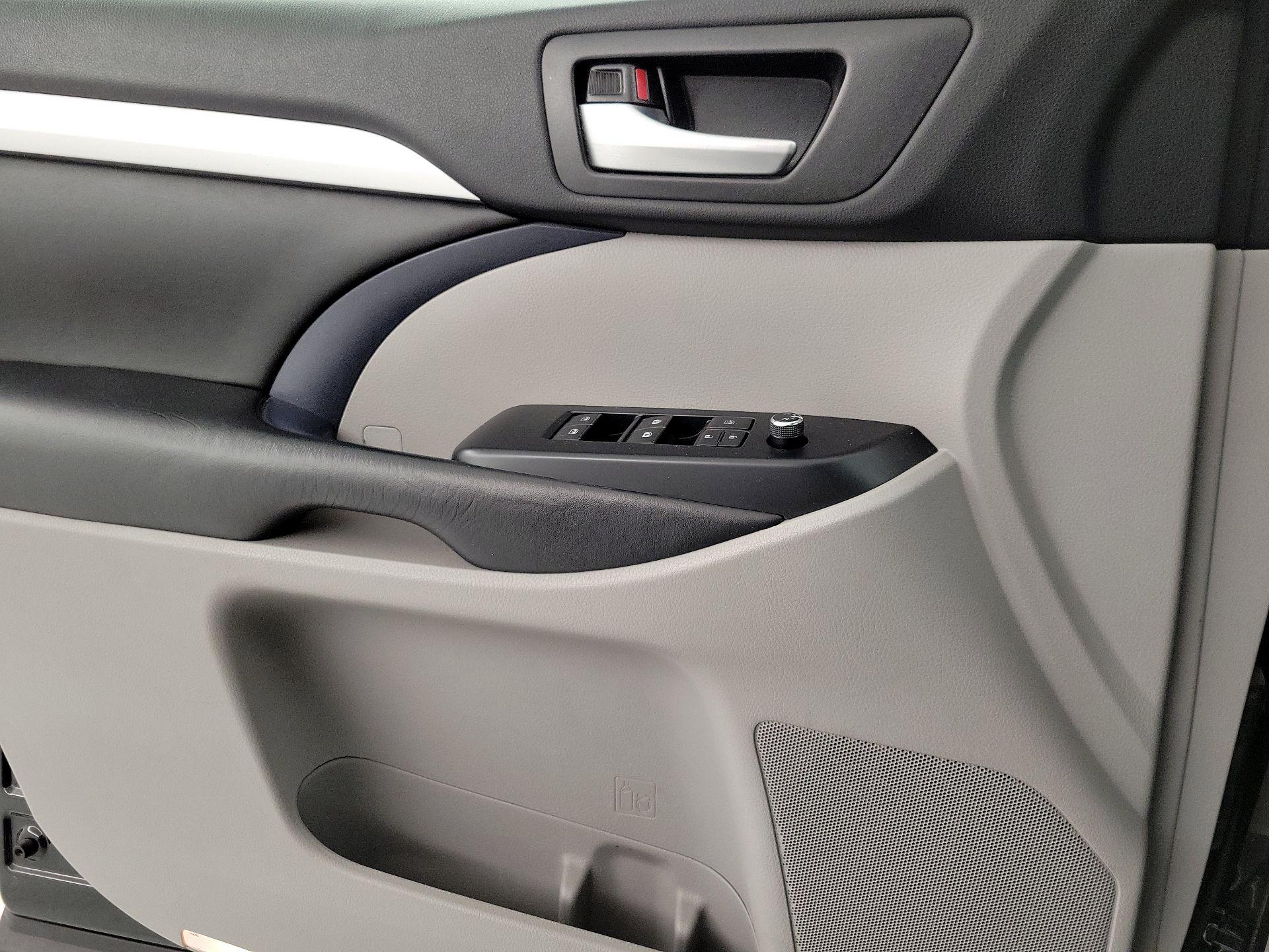 Thumbnail: 2018 Toyota Highlander - 12