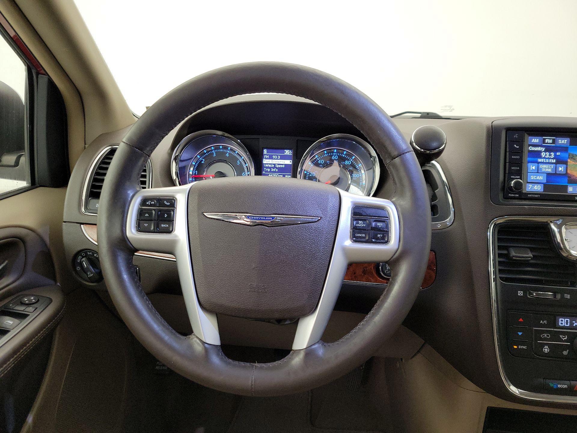 Thumbnail: 2015 Chrysler Town & Country - 10