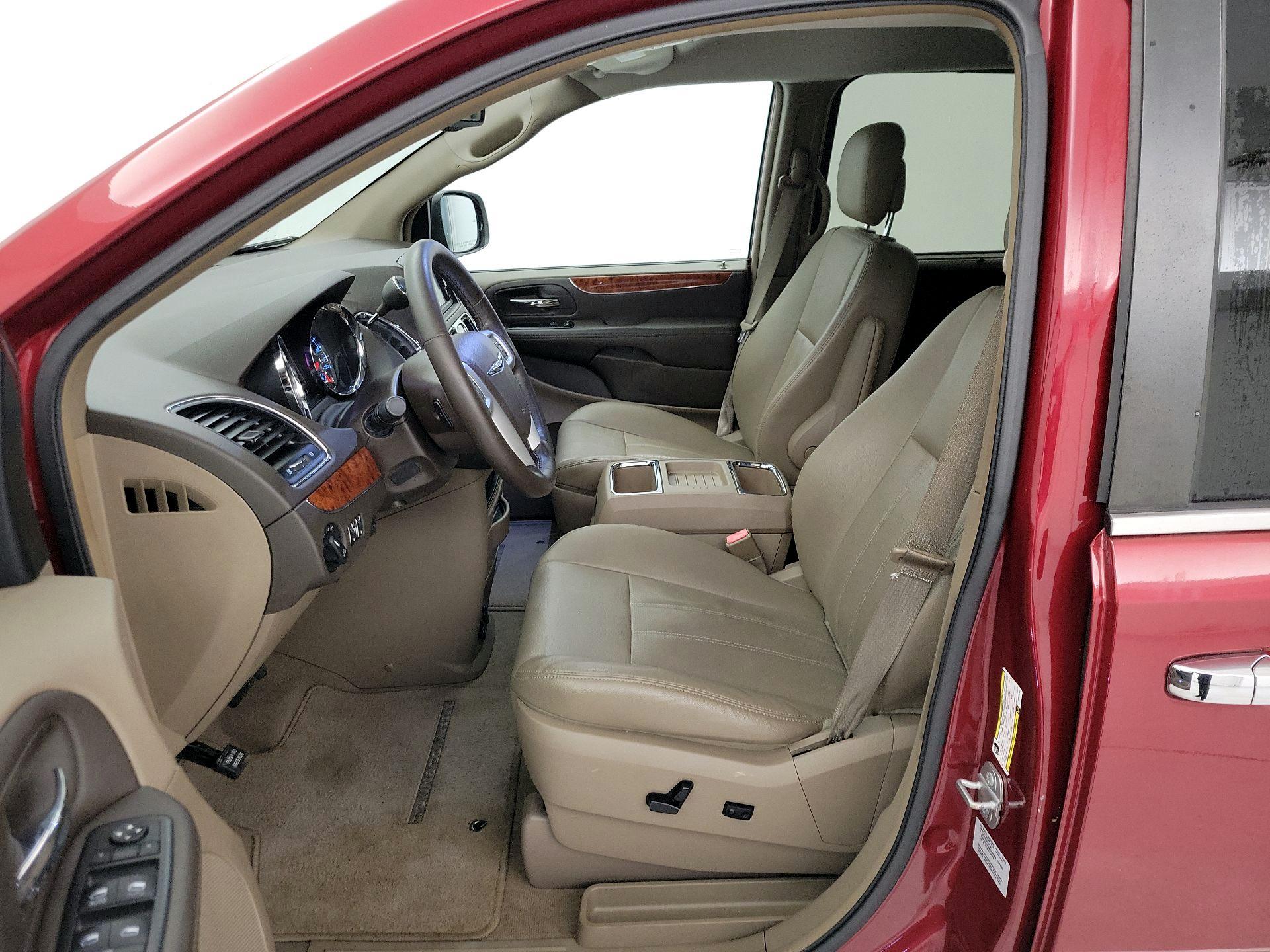 Thumbnail: 2015 Chrysler Town & Country - 11