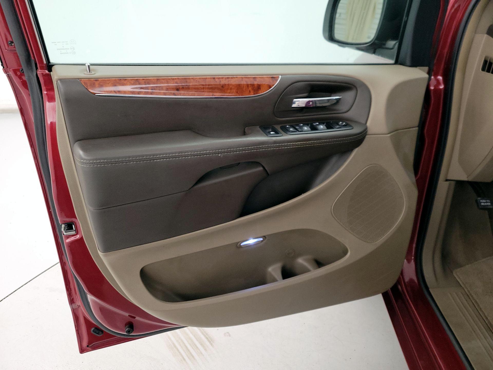 Thumbnail: 2015 Chrysler Town & Country - 12