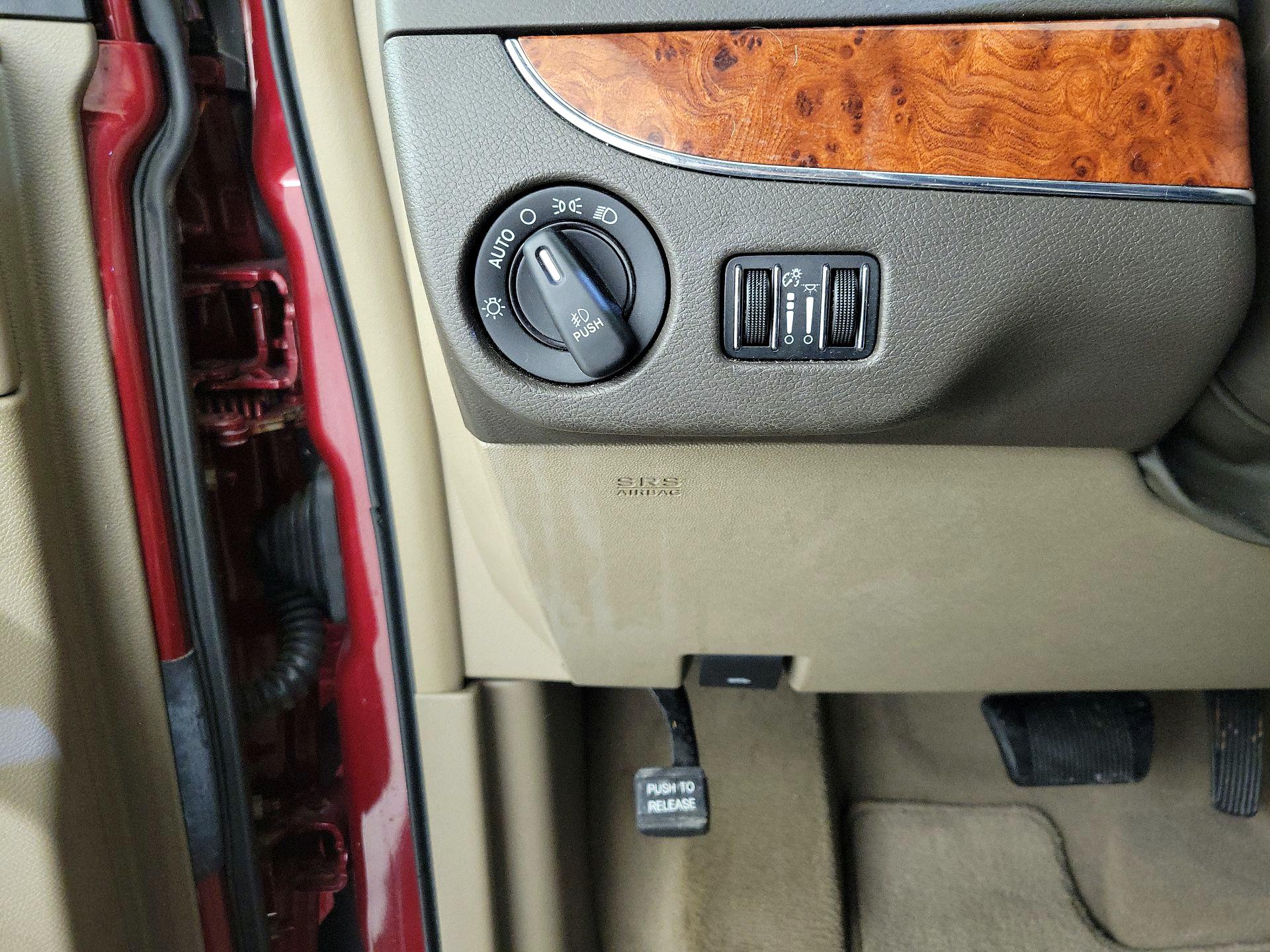 Thumbnail: 2015 Chrysler Town & Country - 13