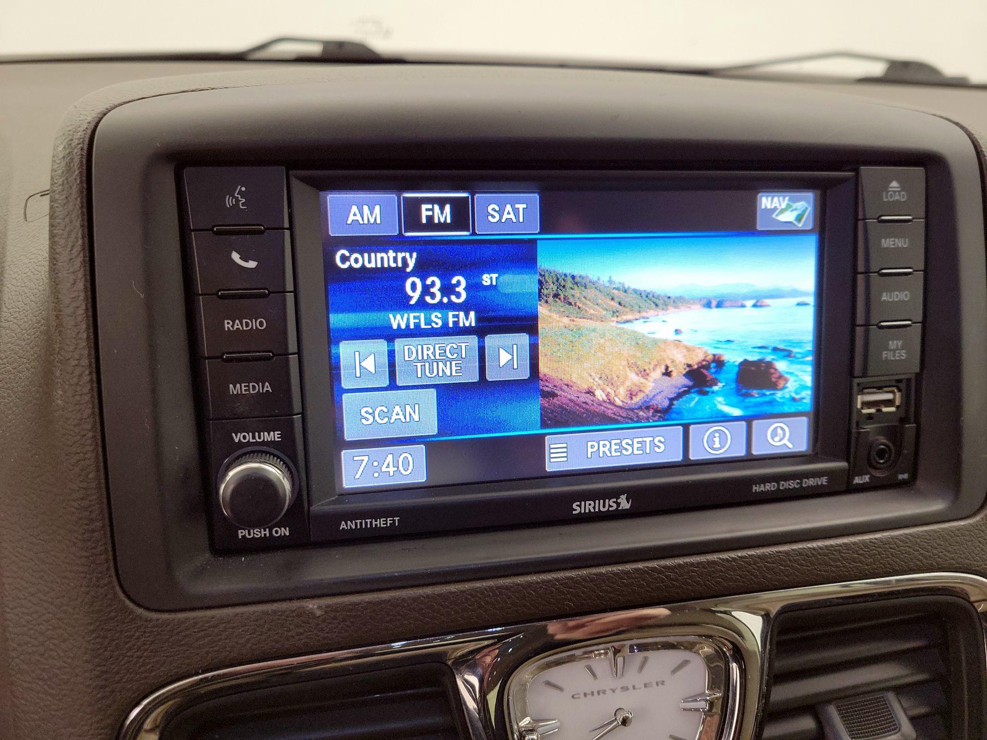 Thumbnail: 2015 Chrysler Town & Country - 15