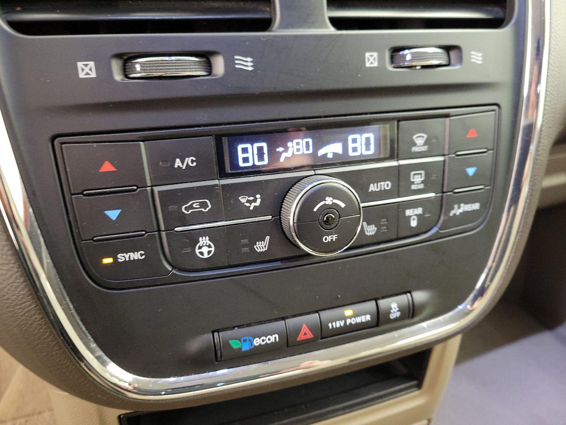 Thumbnail: 2015 Chrysler Town & Country - 16