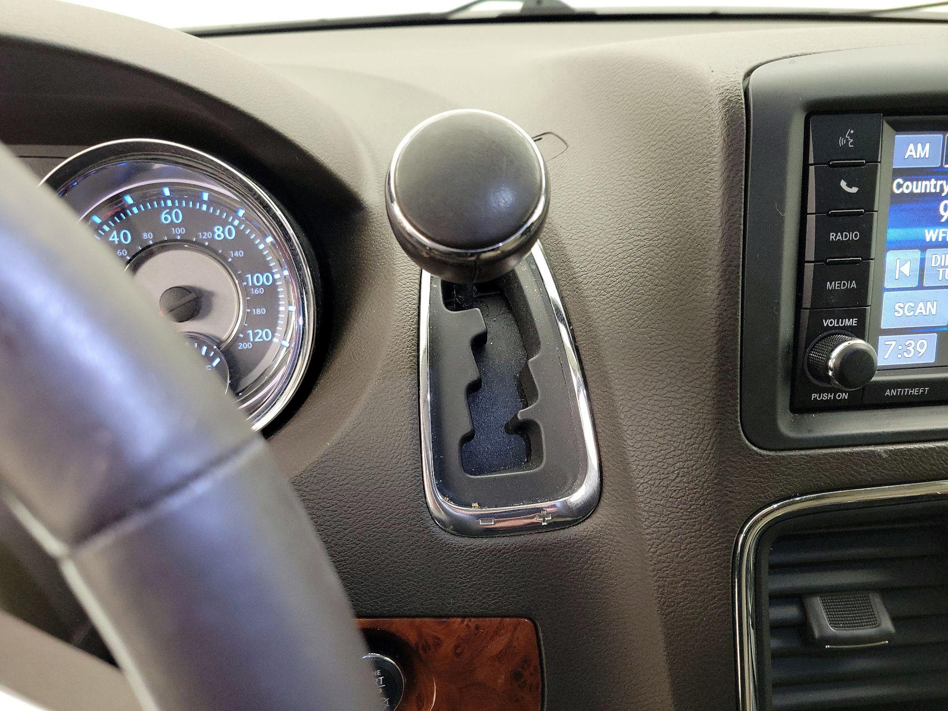 Thumbnail: 2015 Chrysler Town & Country - 17