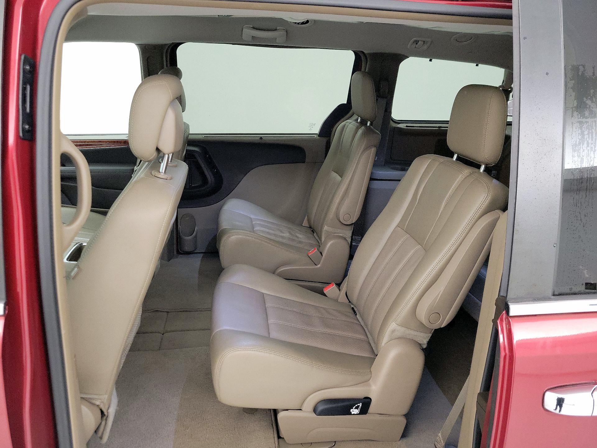 Thumbnail: 2015 Chrysler Town & Country - 19