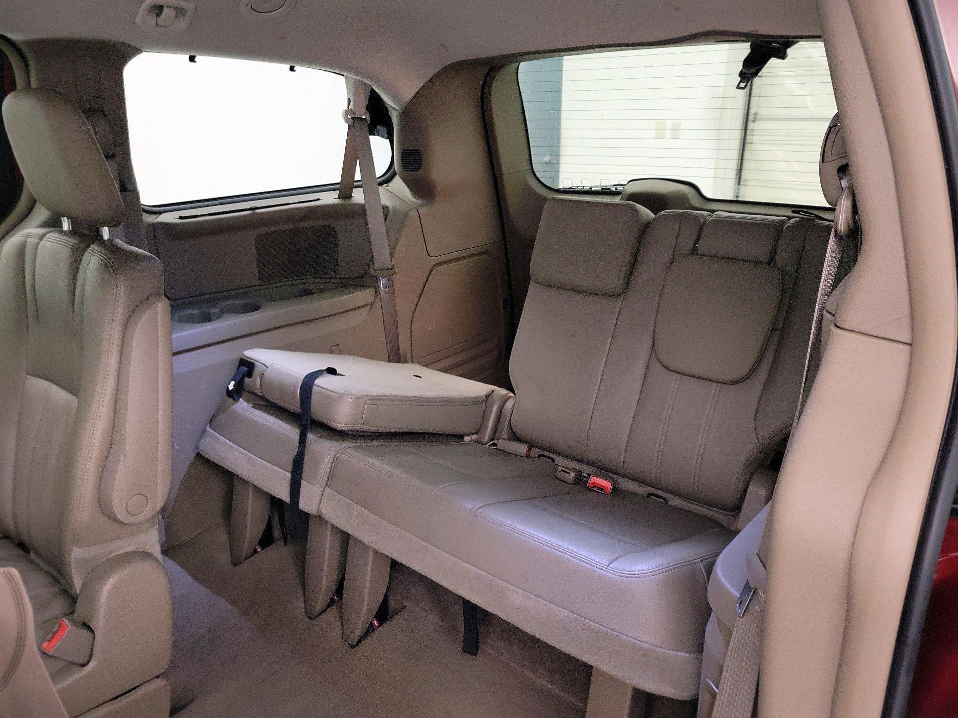 Thumbnail: 2015 Chrysler Town & Country - 20