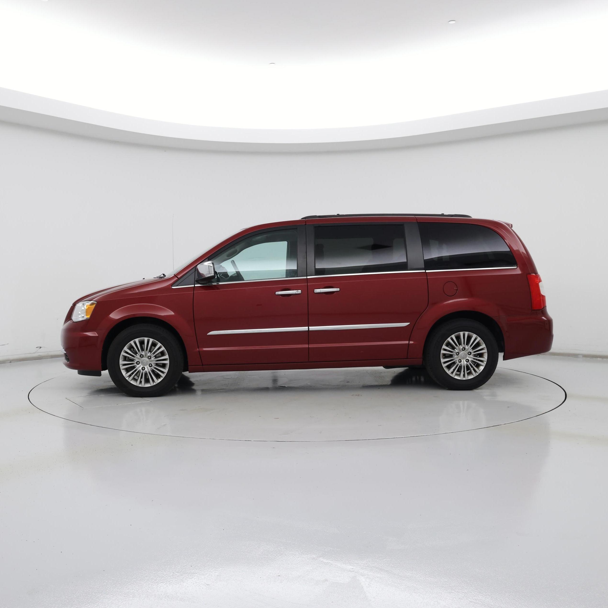 Thumbnail: 2015 Chrysler Town & Country - 3