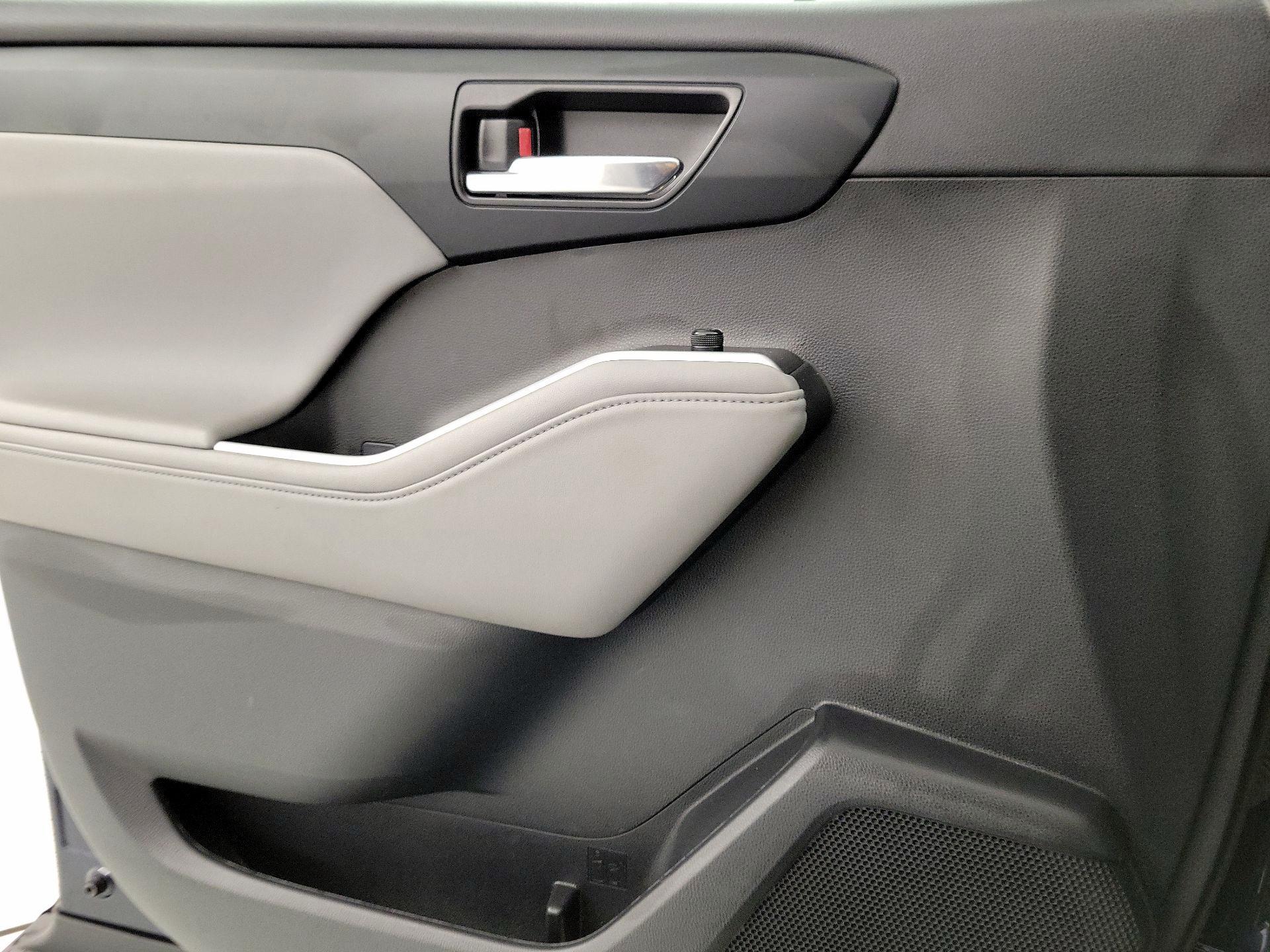 Thumbnail: 2023 Toyota Highlander - 12