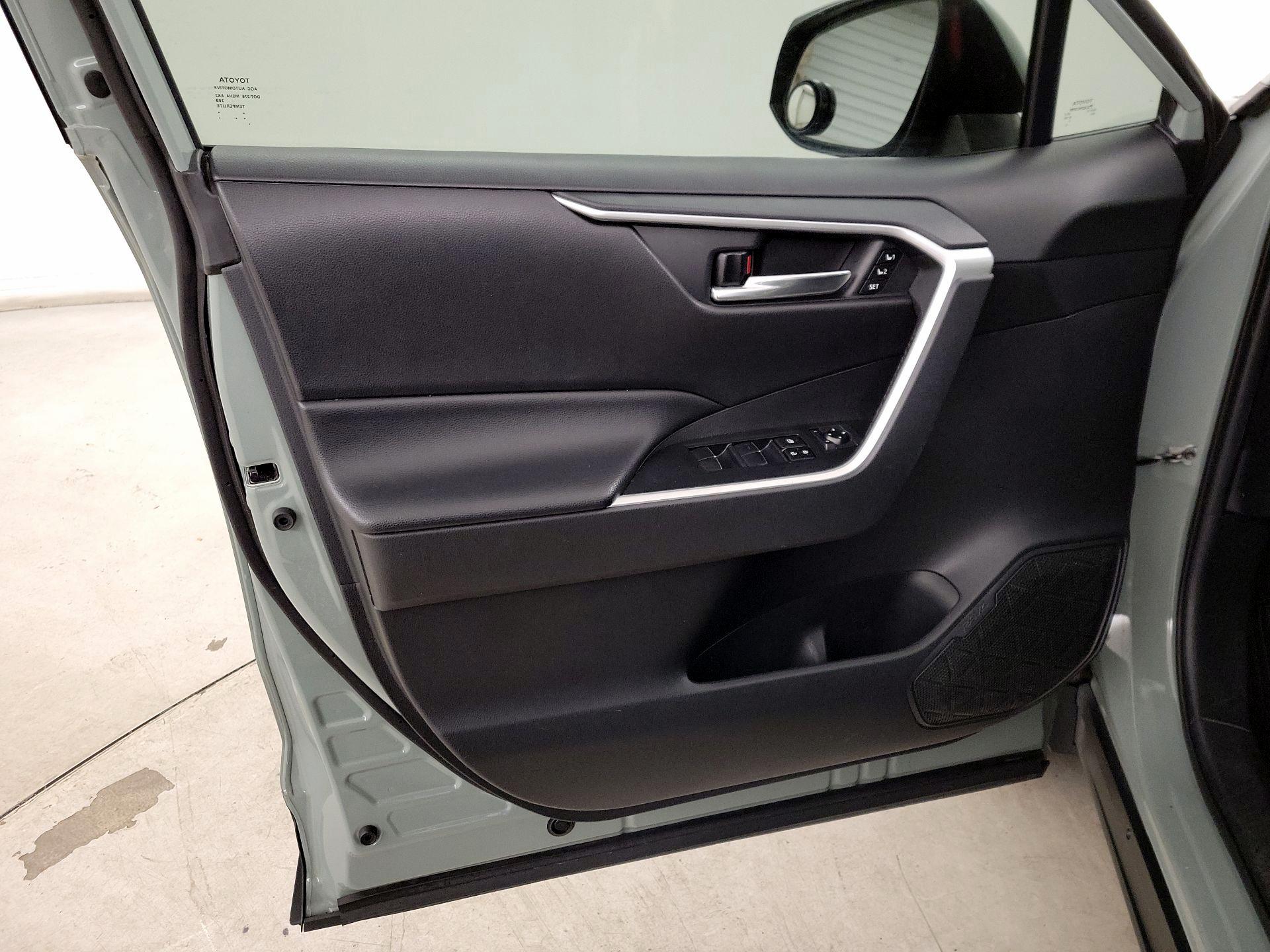 Thumbnail: 2020 Toyota RAV4 - 12