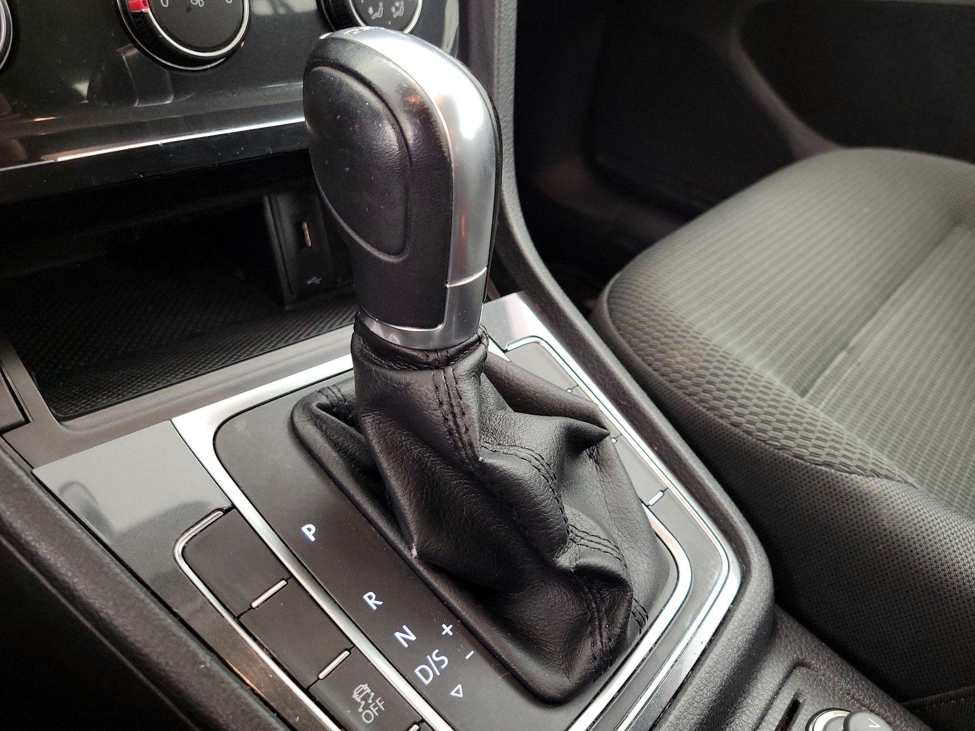 Thumbnail: 2018 Volkswagen Golf - 17