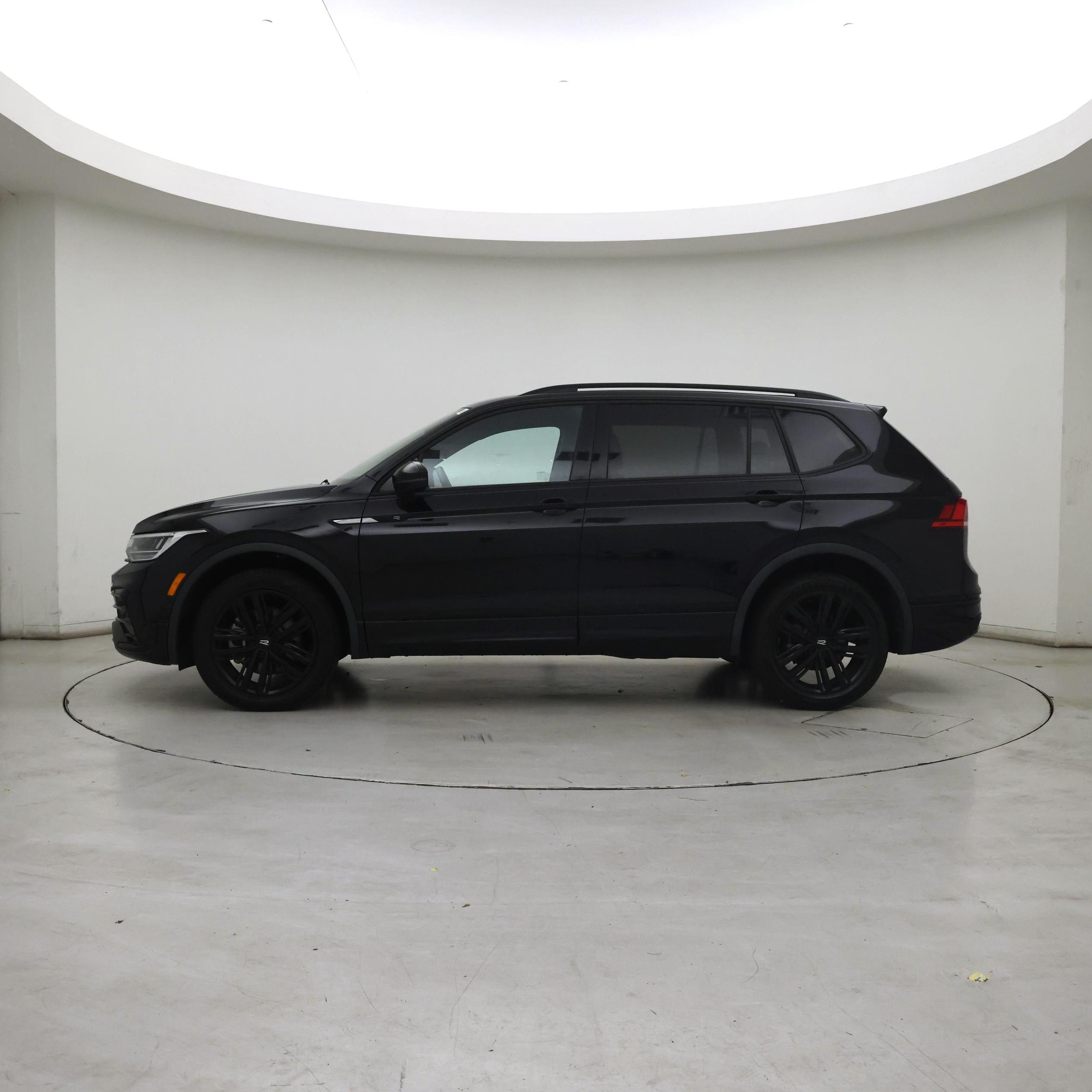 Thumbnail: 2022 Volkswagen Tiguan - 3