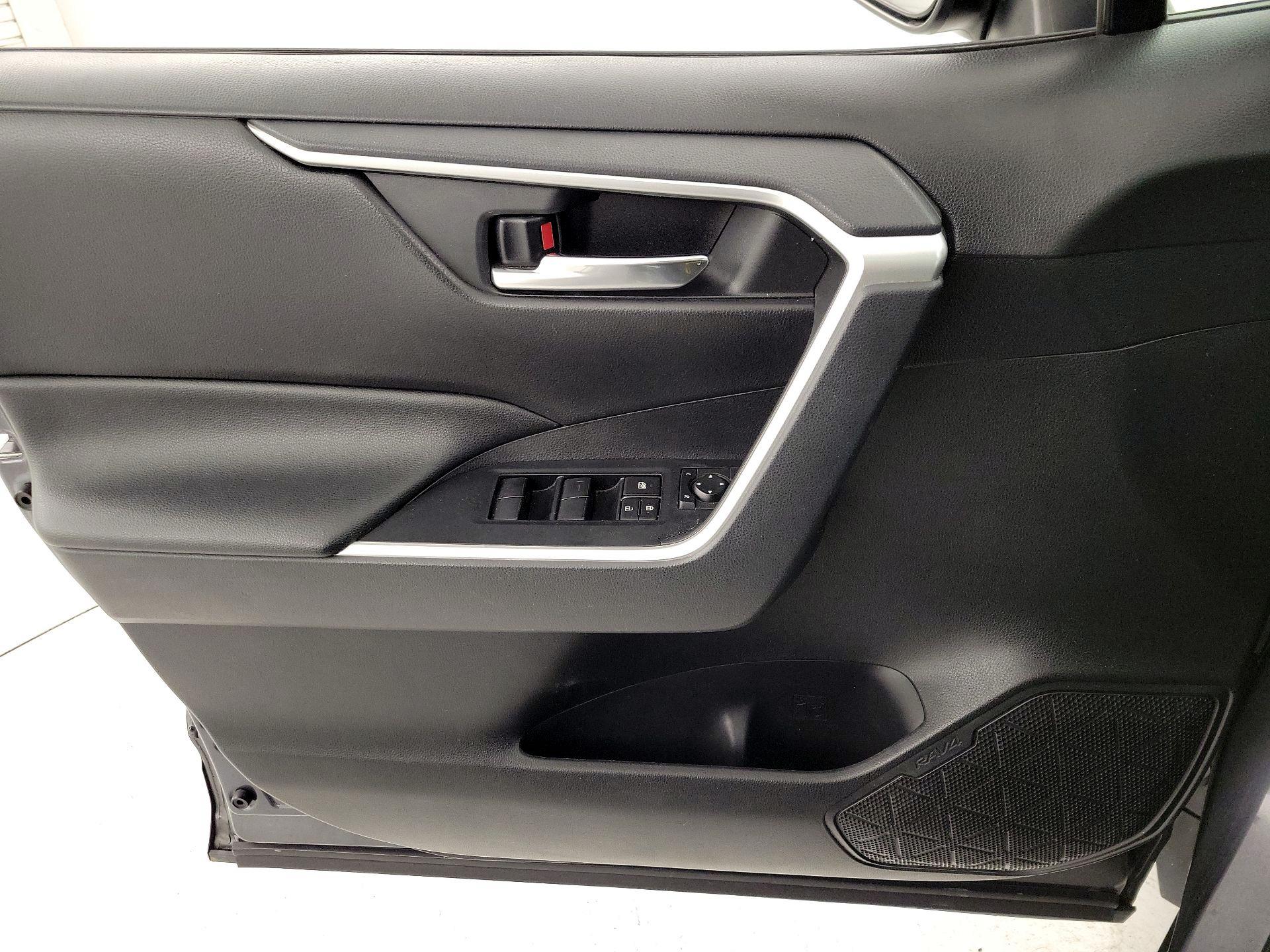 Thumbnail: 2019 Toyota RAV4 - 12