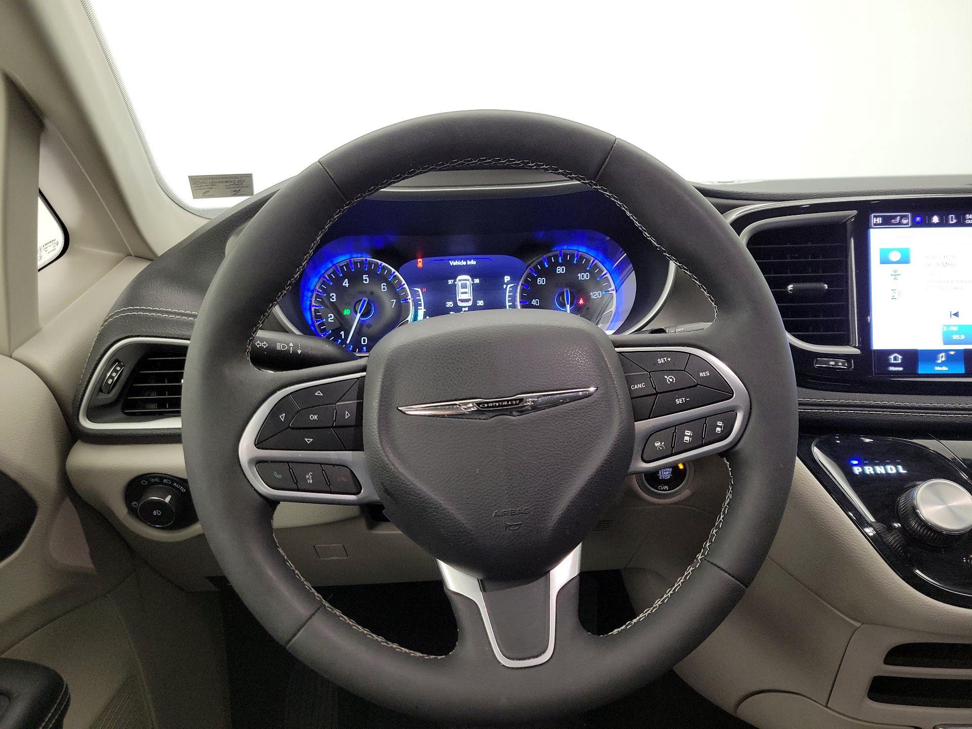 Thumbnail: 2023 Chrysler Pacifica - 10