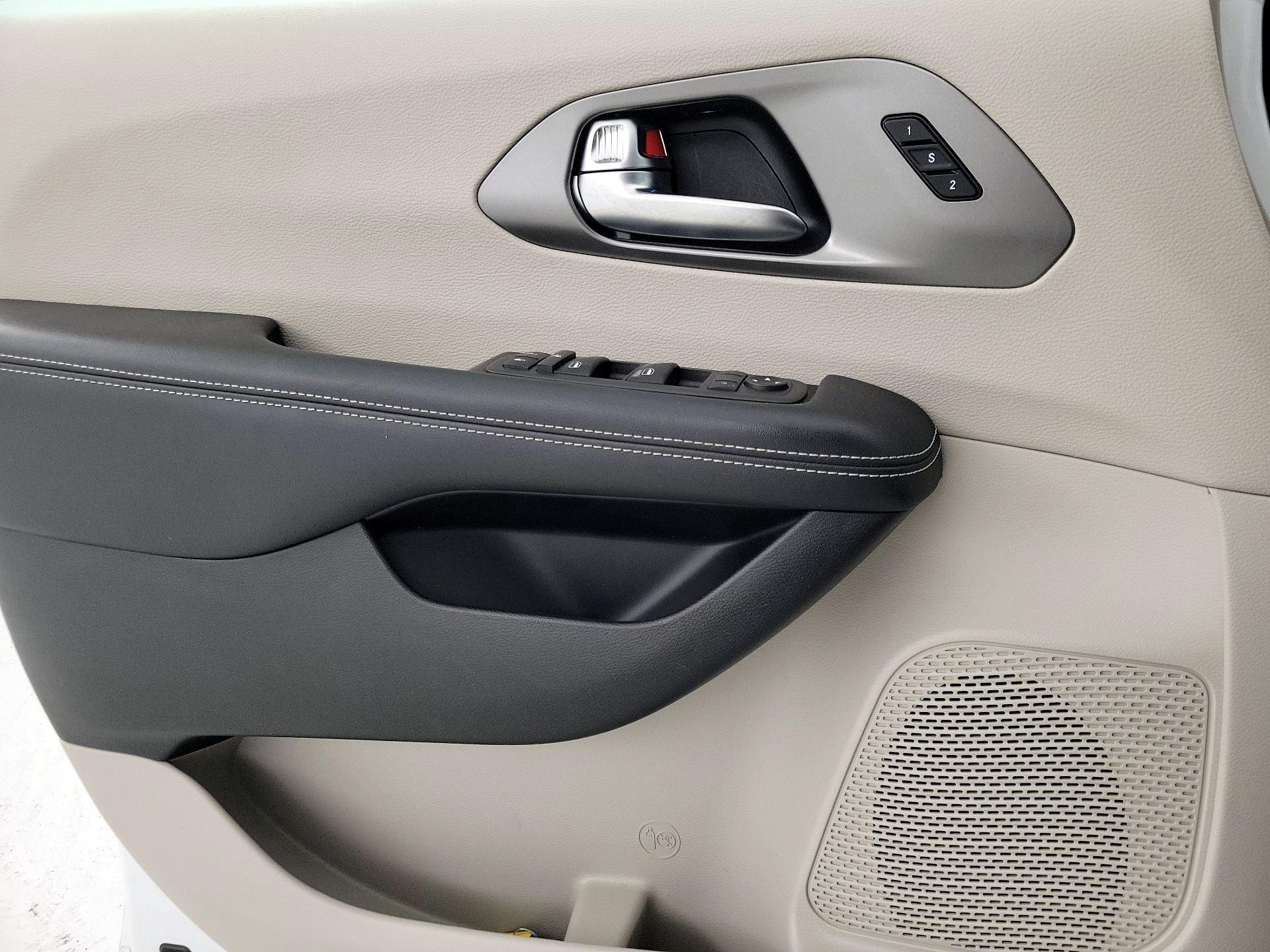 Thumbnail: 2023 Chrysler Pacifica - 12