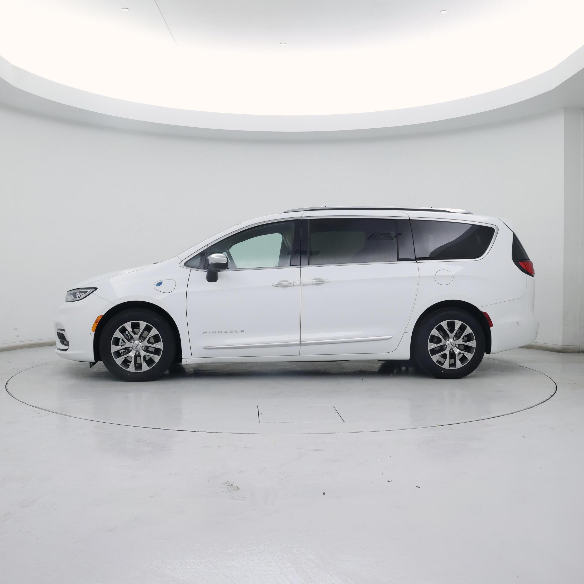 Thumbnail: 2023 Chrysler Pacifica - 3