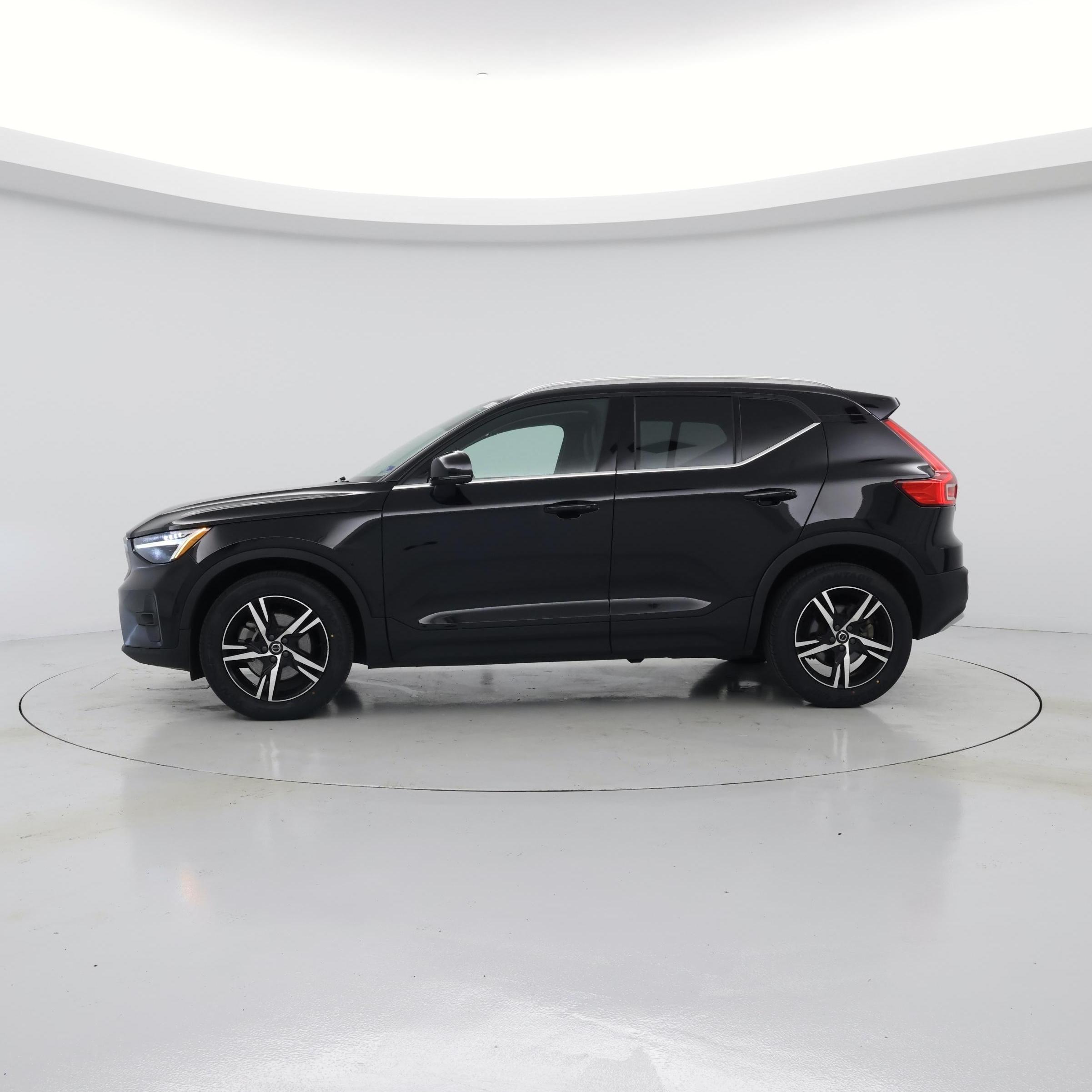 Thumbnail: 2023 Volvo XC40 - 3
