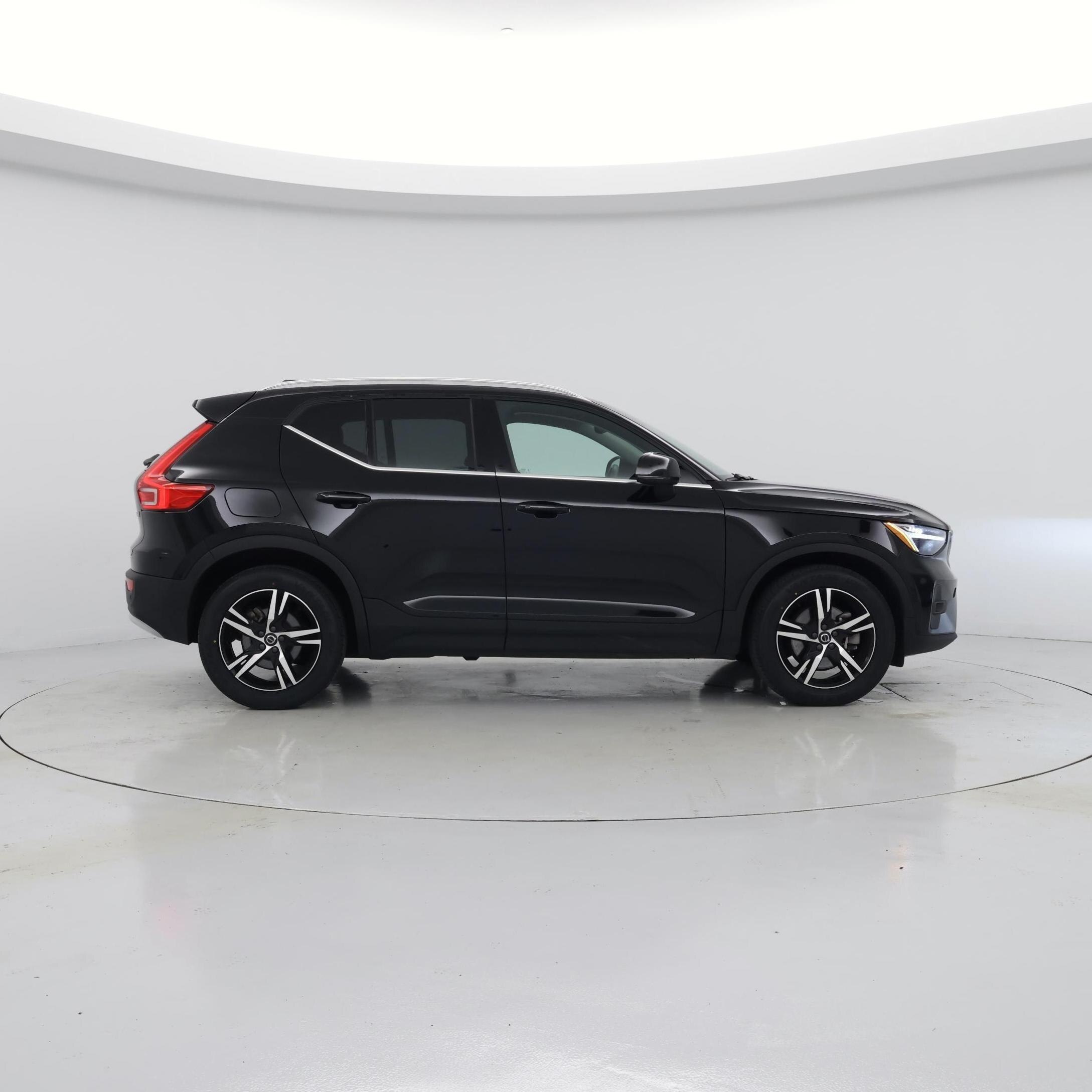 Thumbnail: 2023 Volvo XC40 - 7