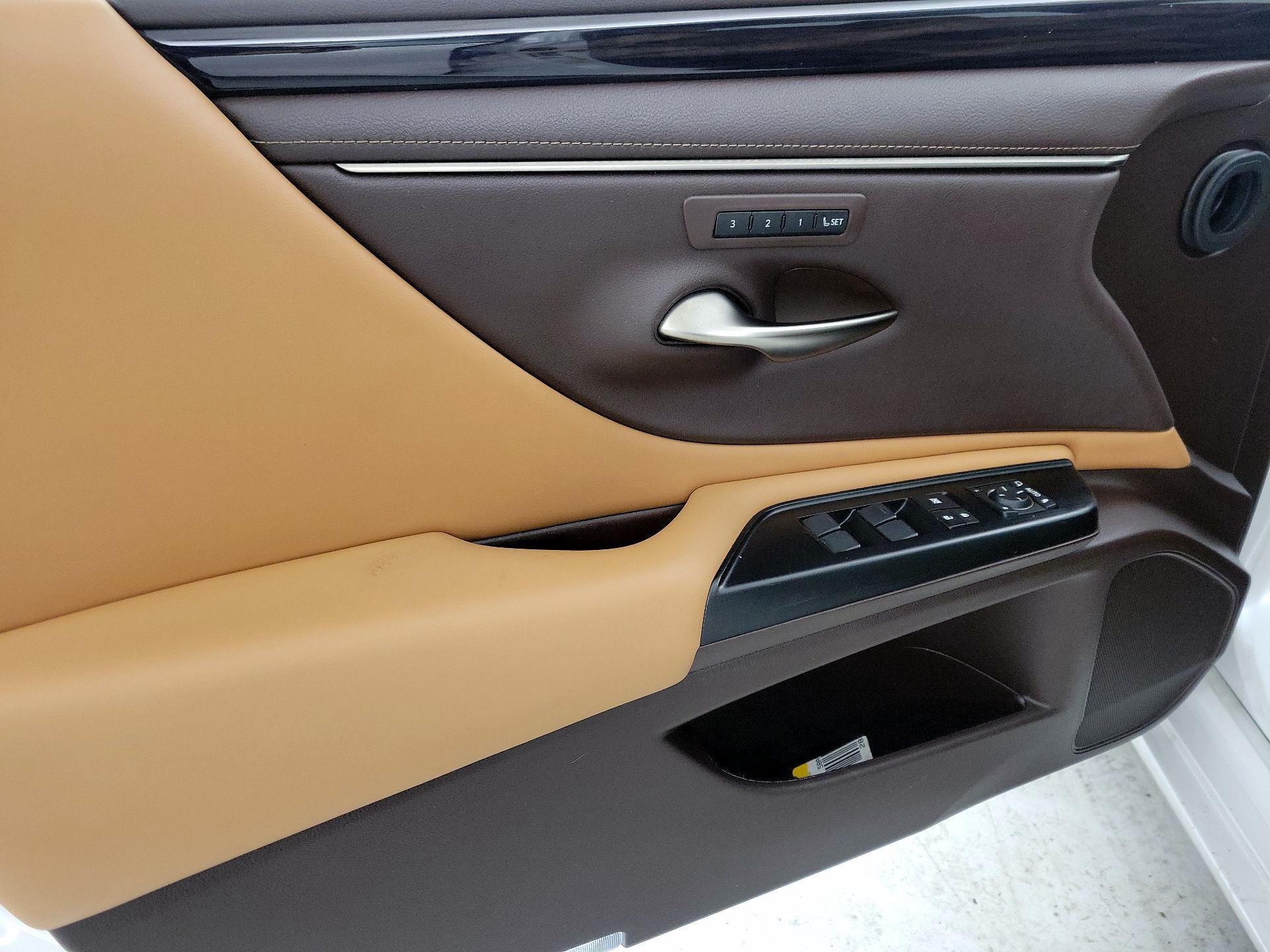 Thumbnail: 2020 Lexus ES - 12
