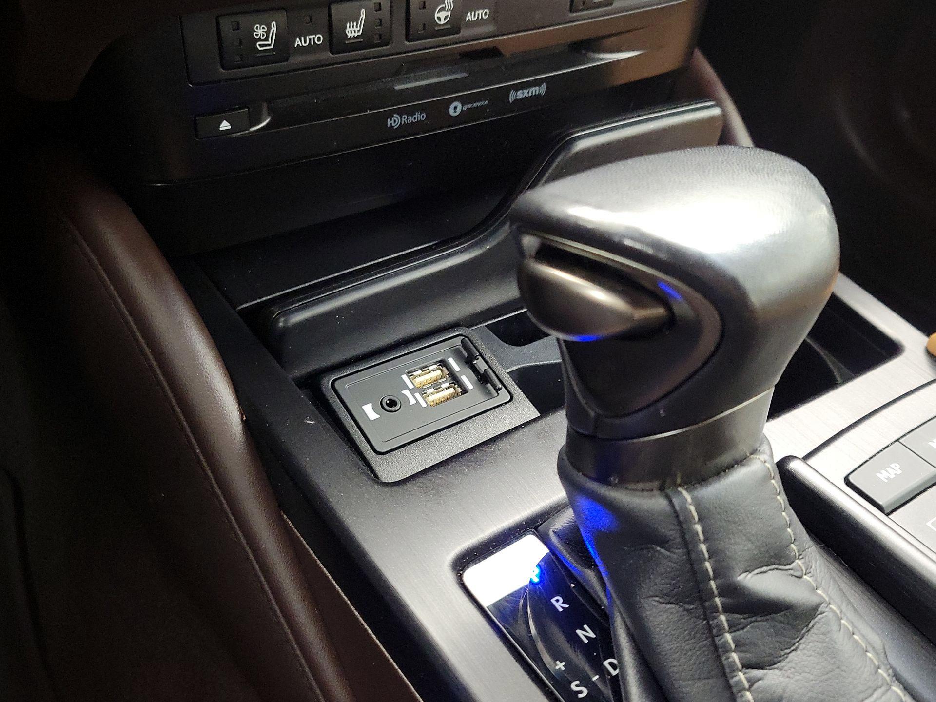 Thumbnail: 2020 Lexus ES - 19