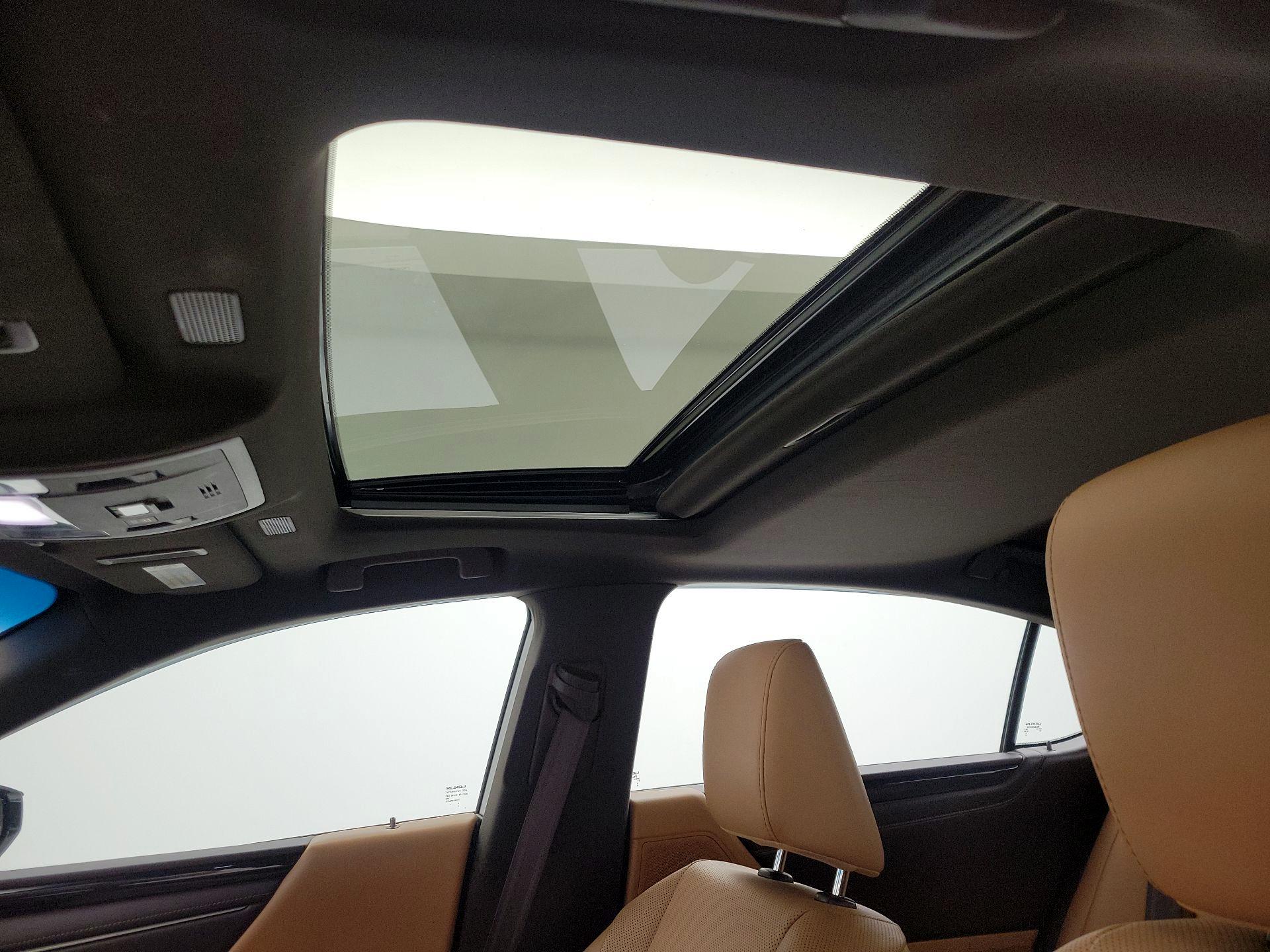 Thumbnail: 2020 Lexus ES - 20