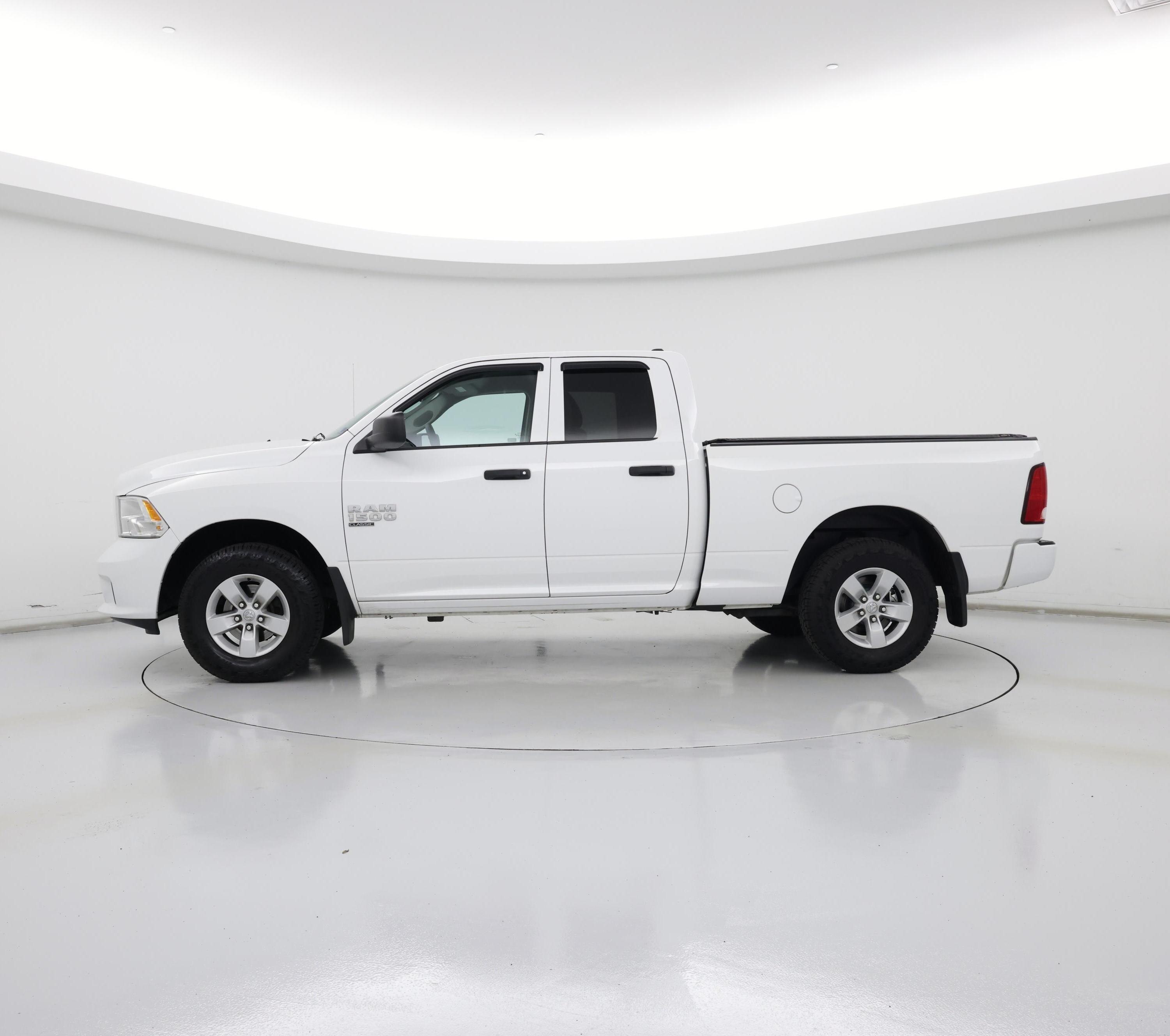 Thumbnail: 2019 RAM 1500 Classic - 3