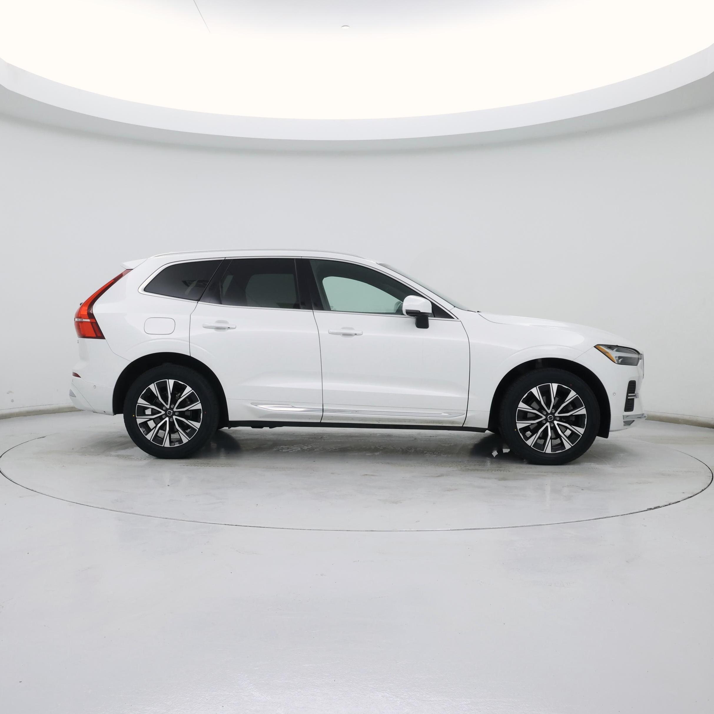 Thumbnail: 2023 Volvo XC60 - 7