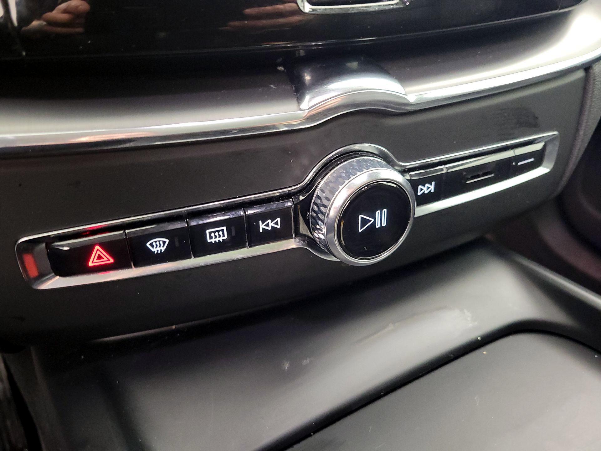 Thumbnail: 2023 Volvo XC60 - 17