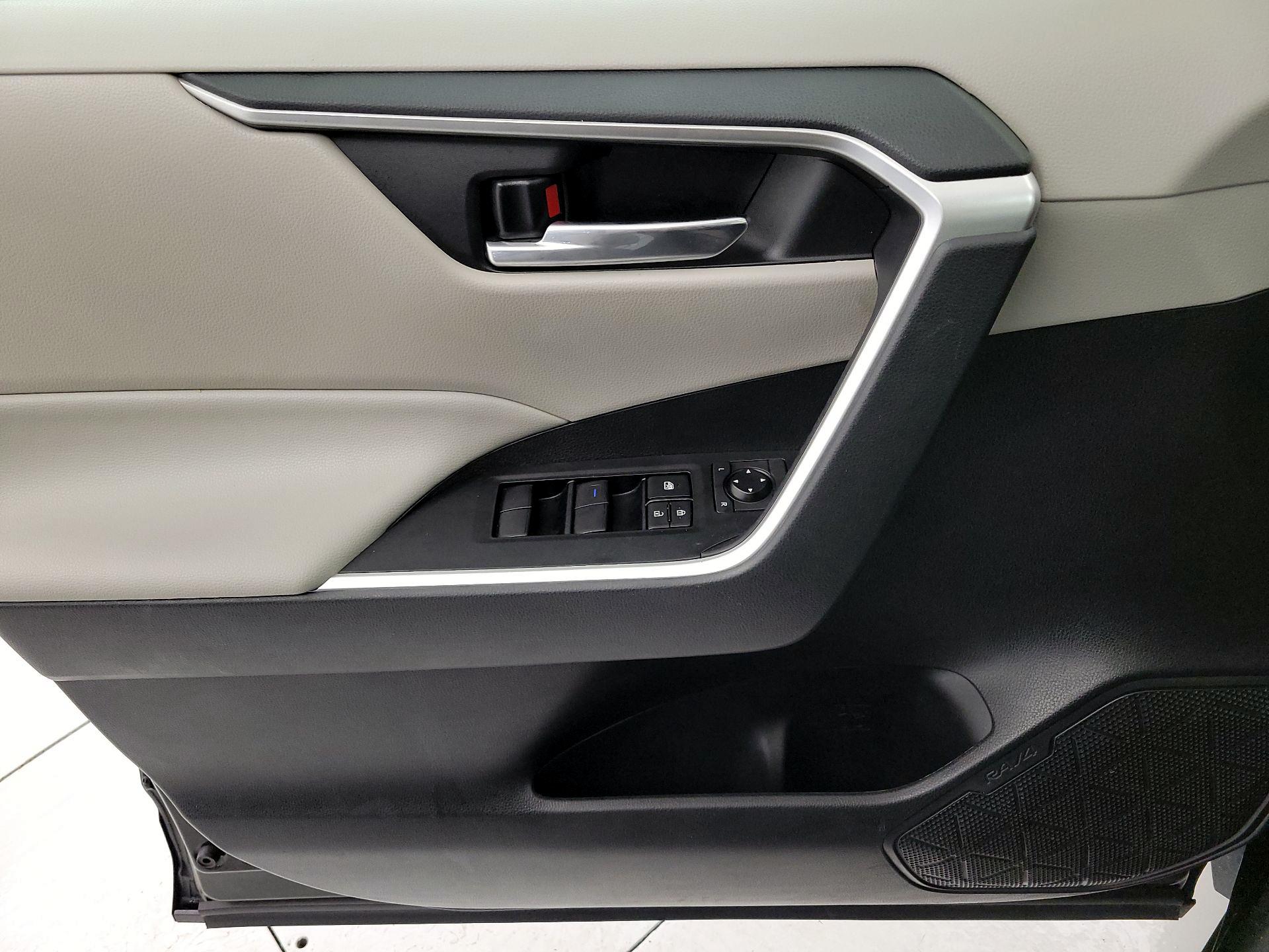 Thumbnail: 2020 Toyota RAV4 - 12