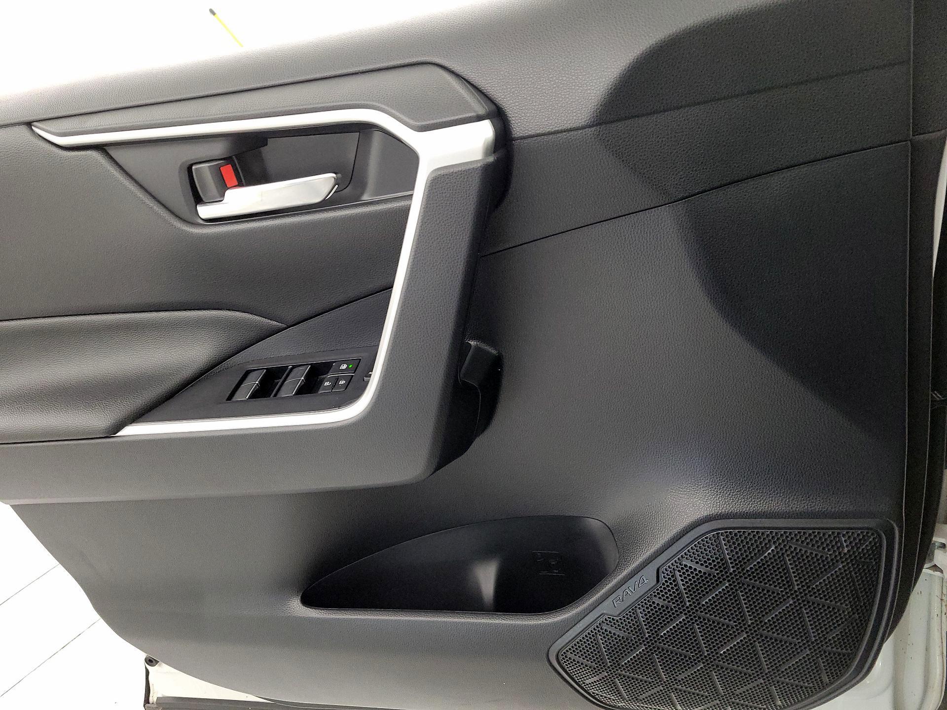 Thumbnail: 2022 Toyota RAV4 - 12