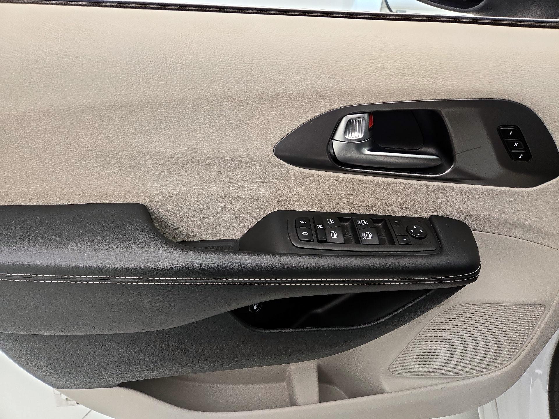 Thumbnail: 2023 Chrysler Pacifica - 12