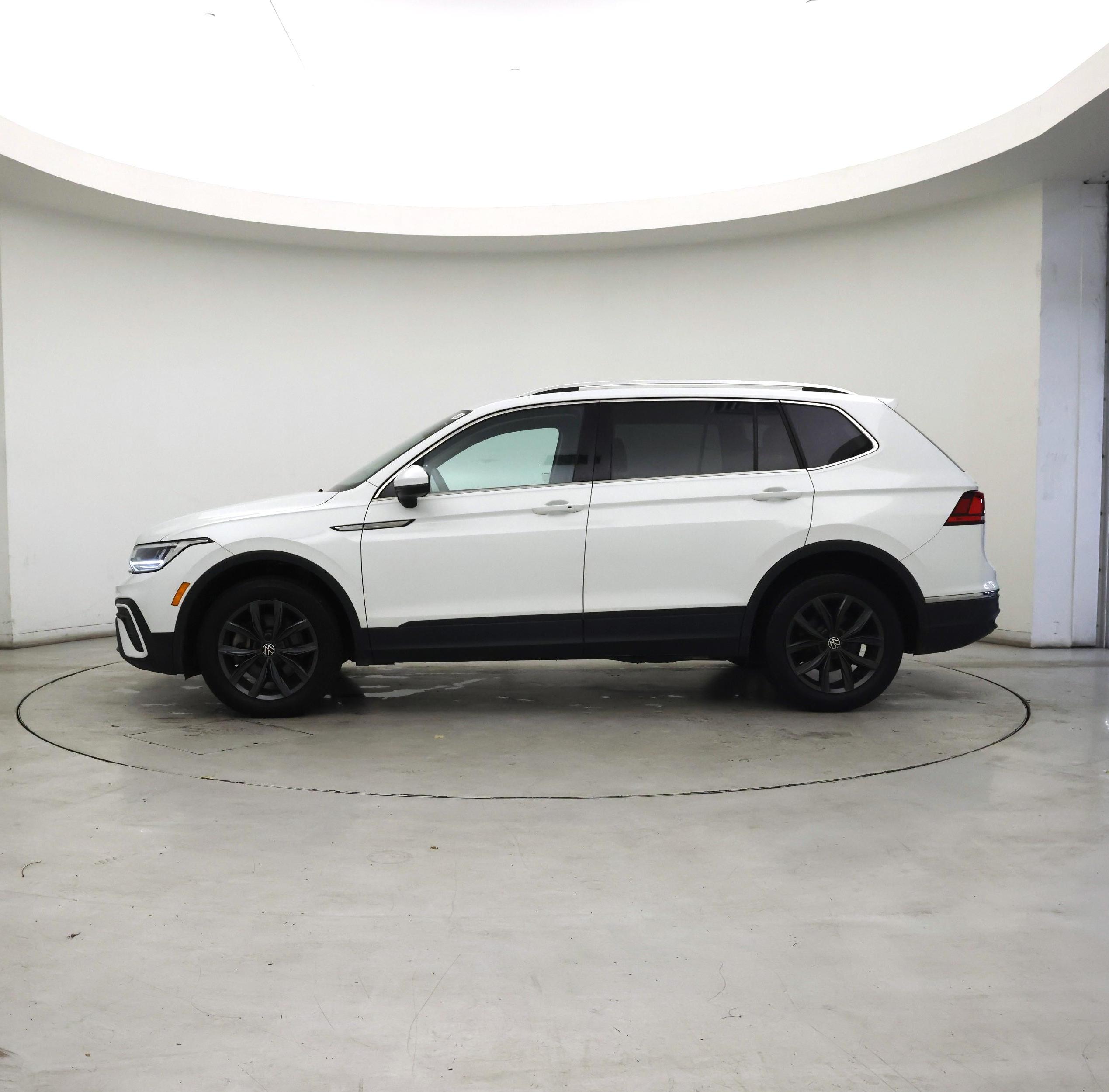 Thumbnail: 2022 Volkswagen Tiguan - 3