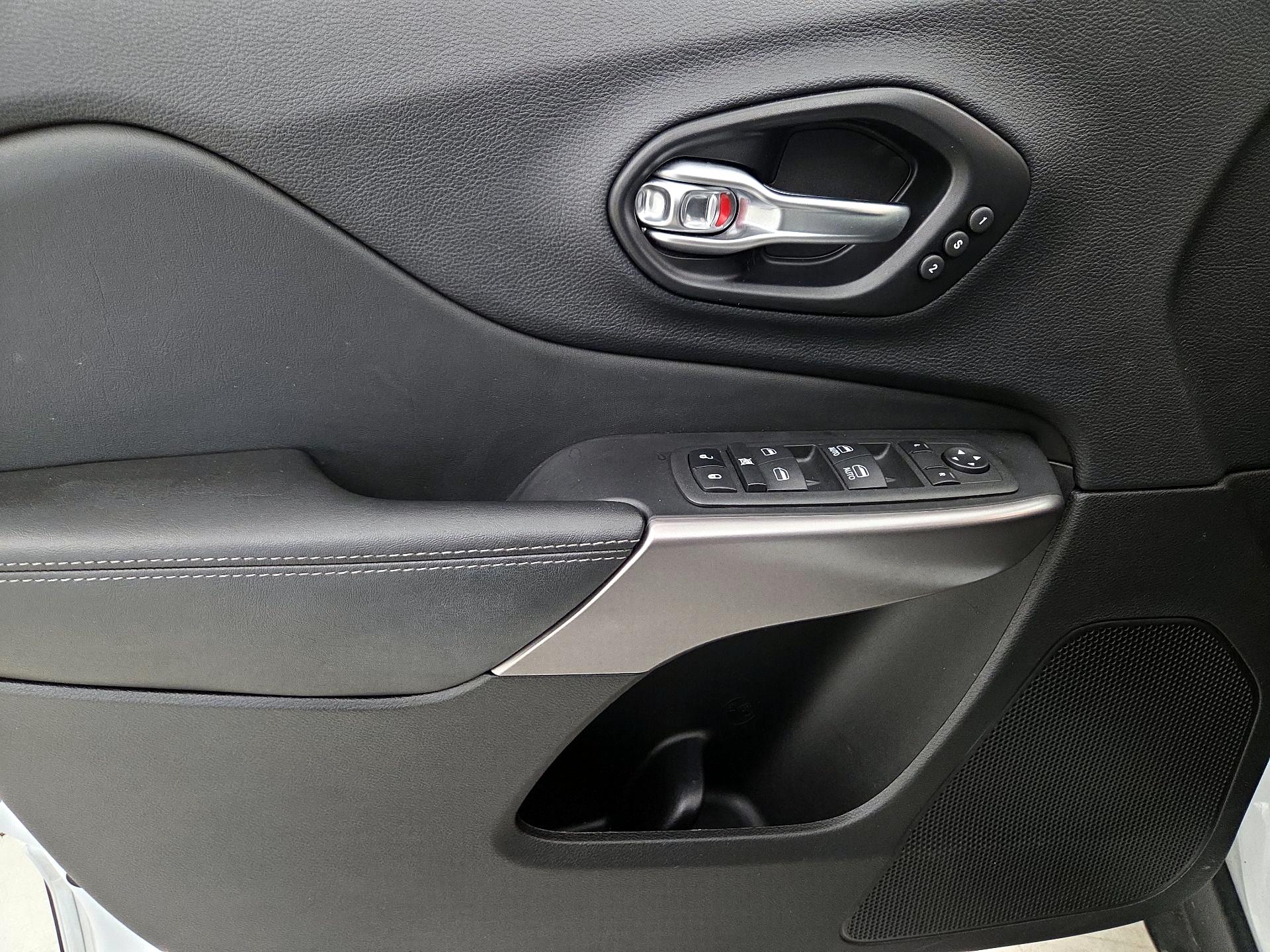 Thumbnail: 2022 Jeep Cherokee - 12