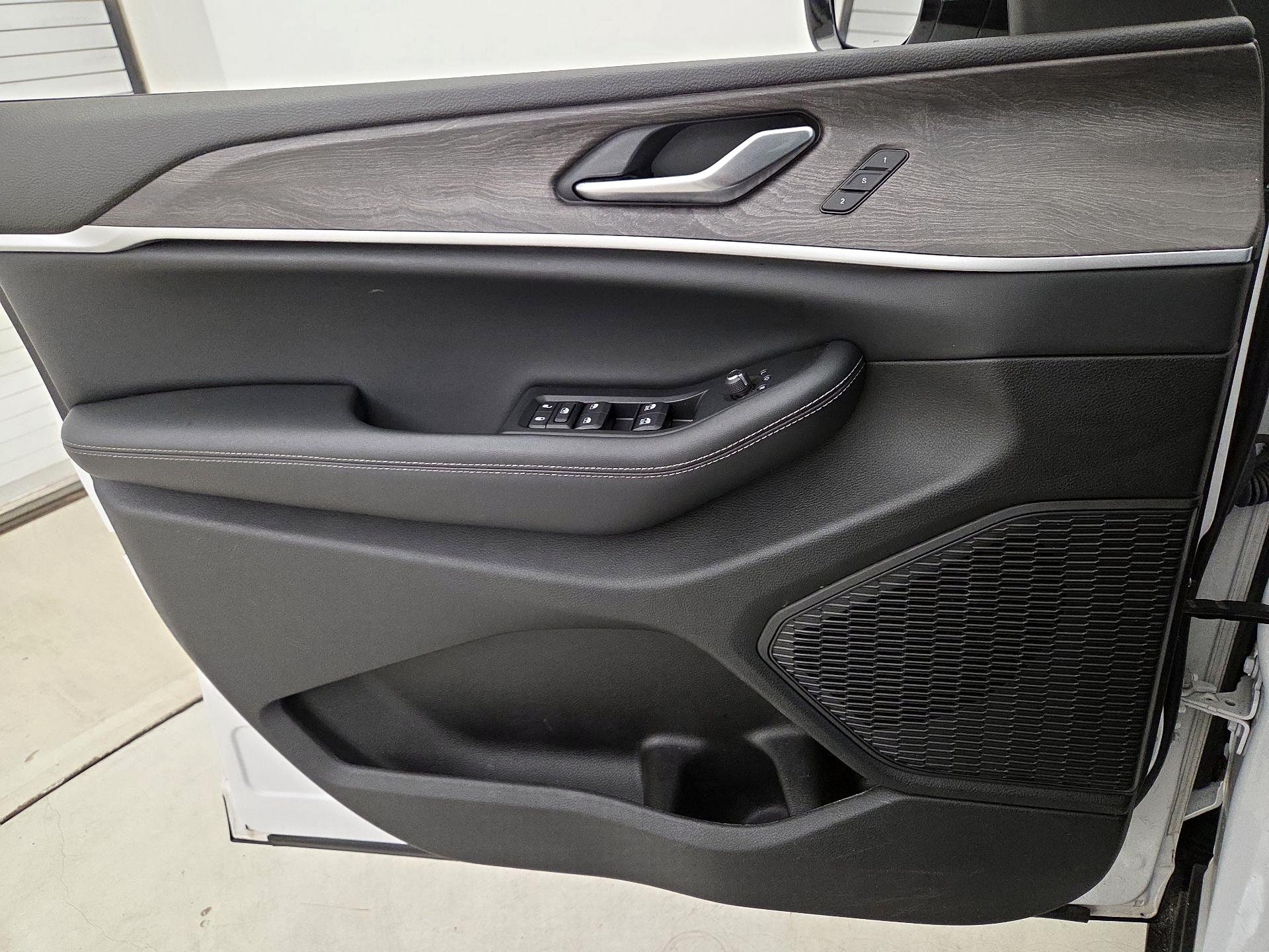 Thumbnail: 2023 Jeep Grand Cherokee - 12