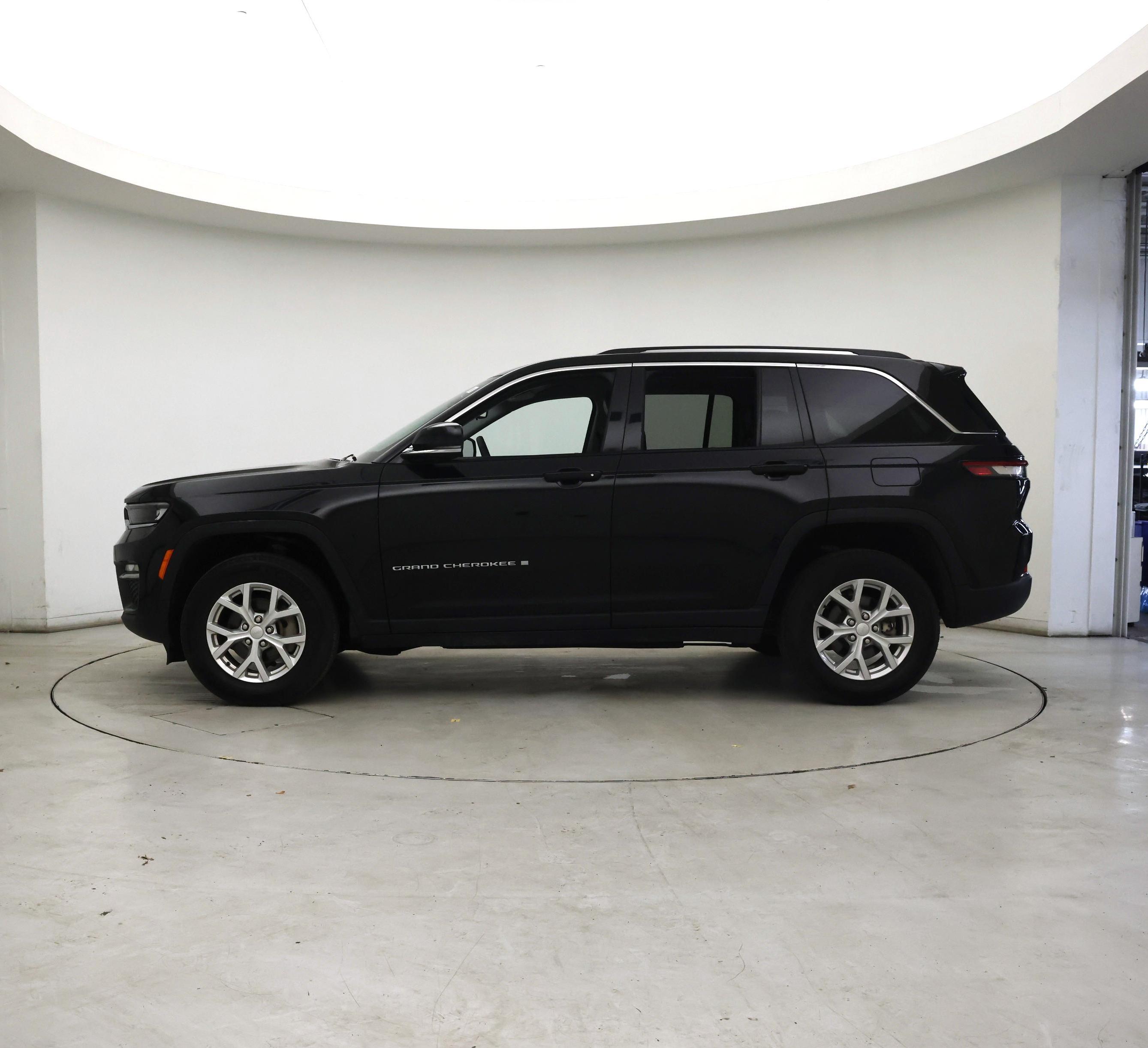 Thumbnail: 2023 Jeep Grand Cherokee - 3