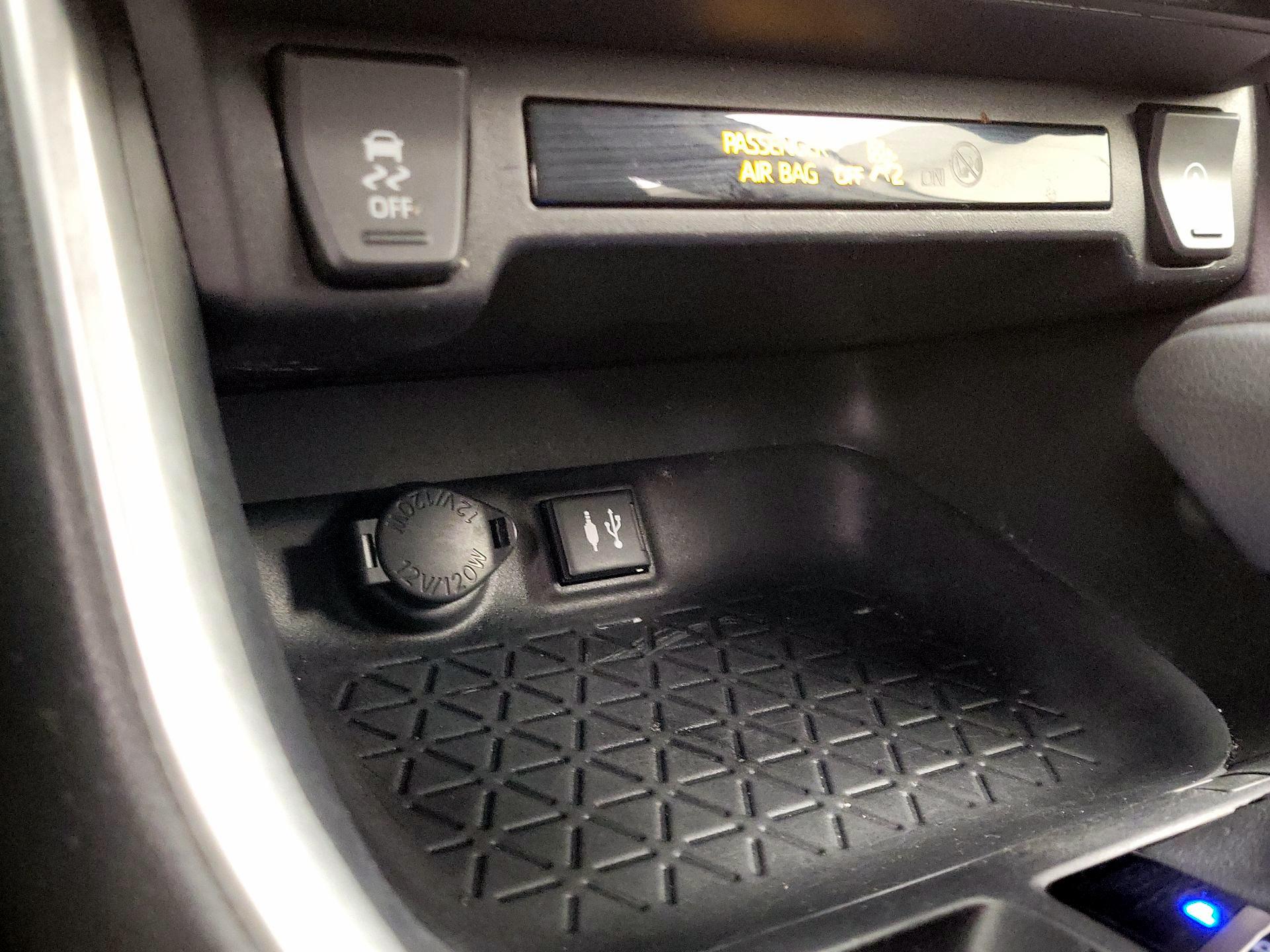 Thumbnail: 2019 Toyota RAV4 - 18