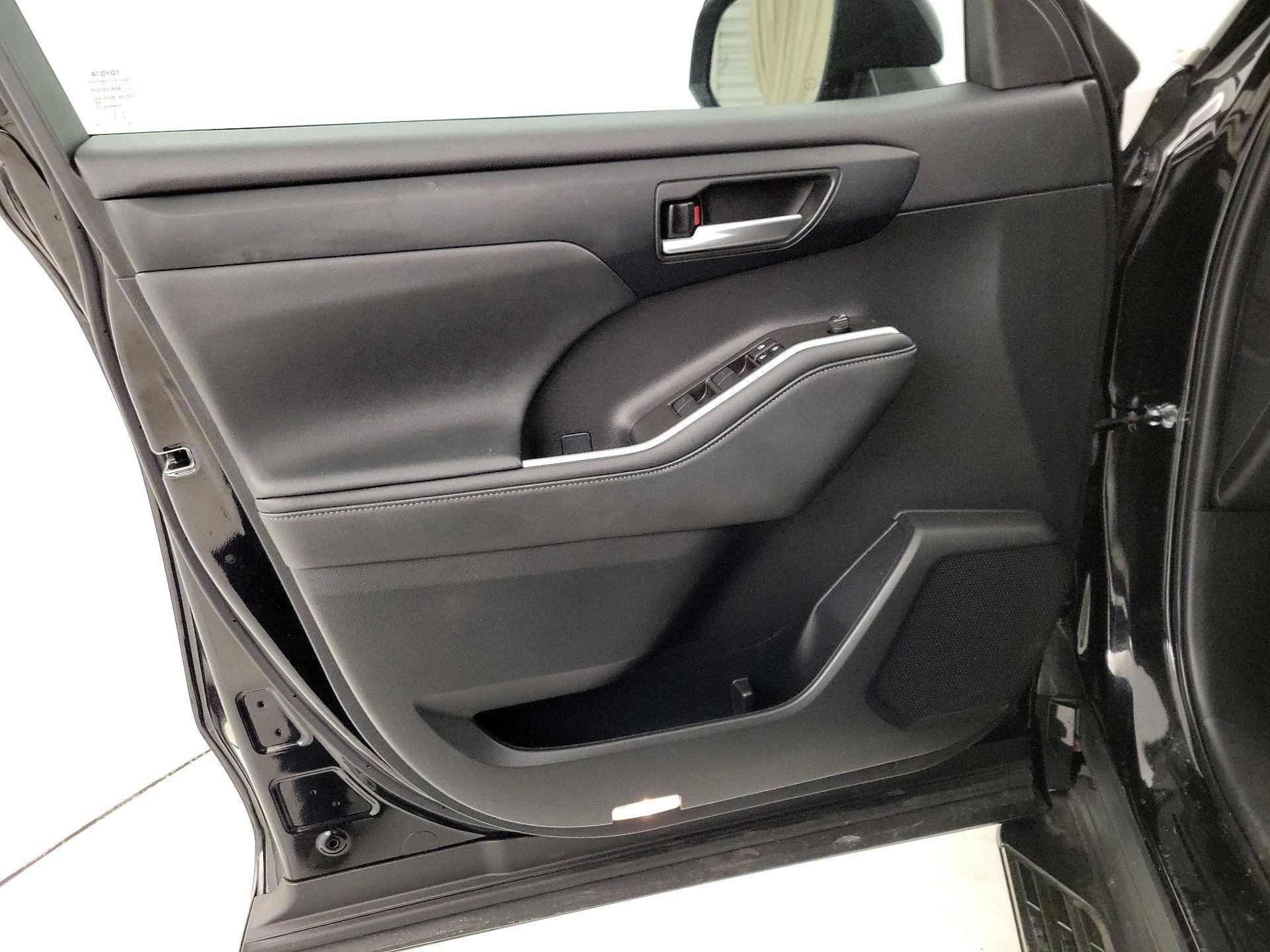 Thumbnail: 2023 Toyota Highlander - 12