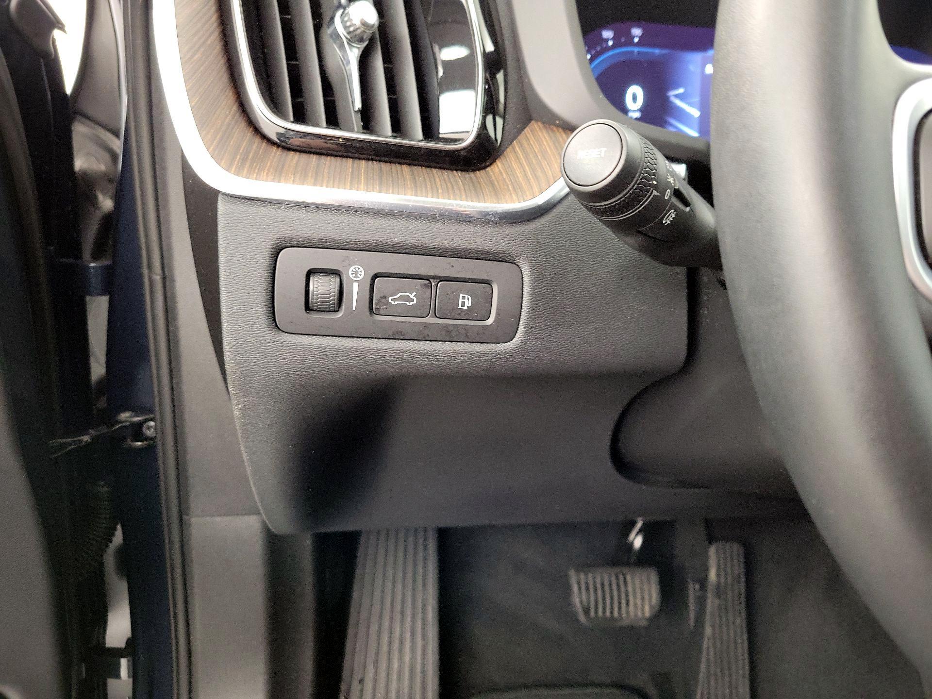 Thumbnail: 2022 Volvo XC60 - 13