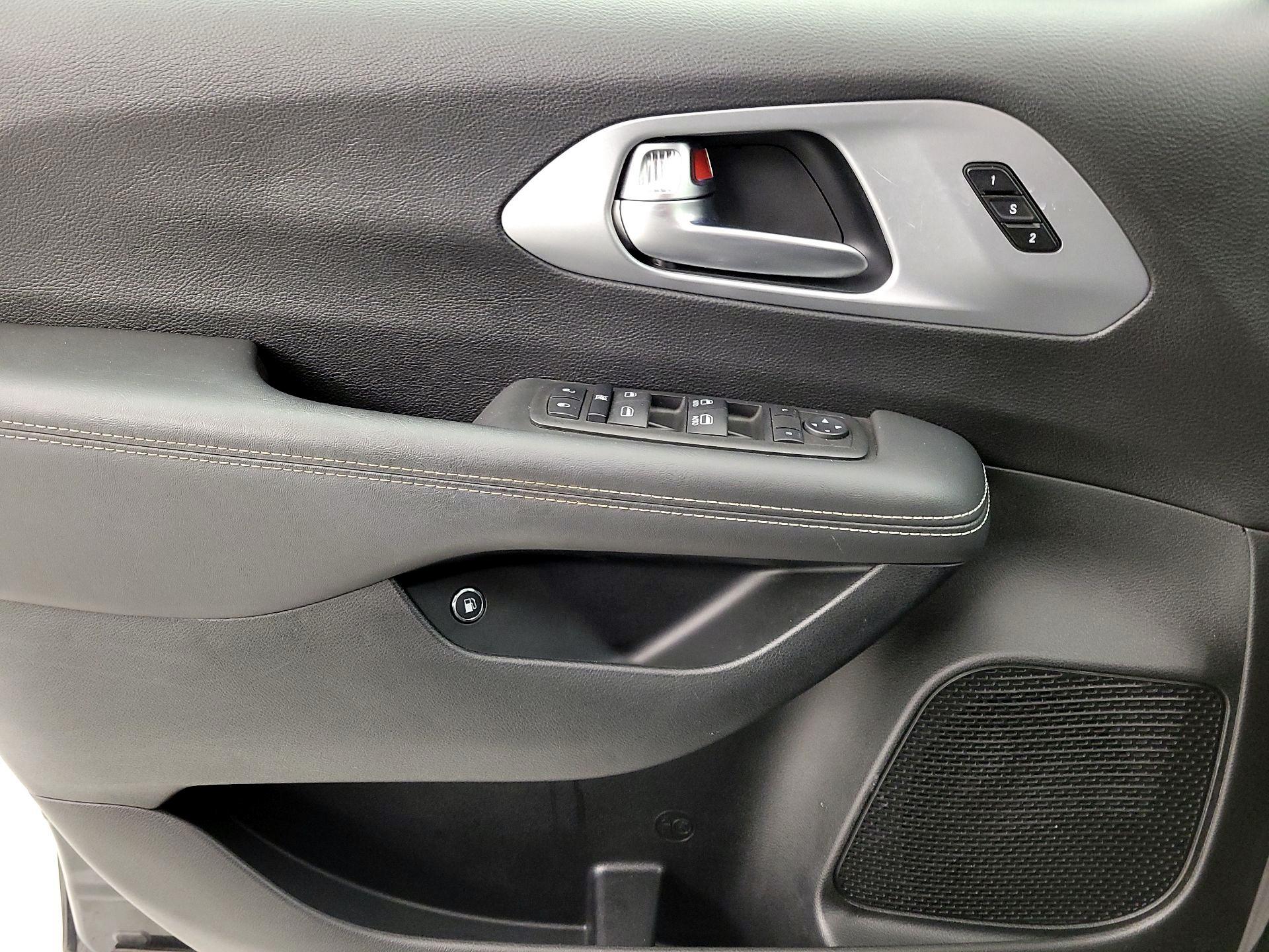 Thumbnail: 2023 Chrysler Pacifica - 12