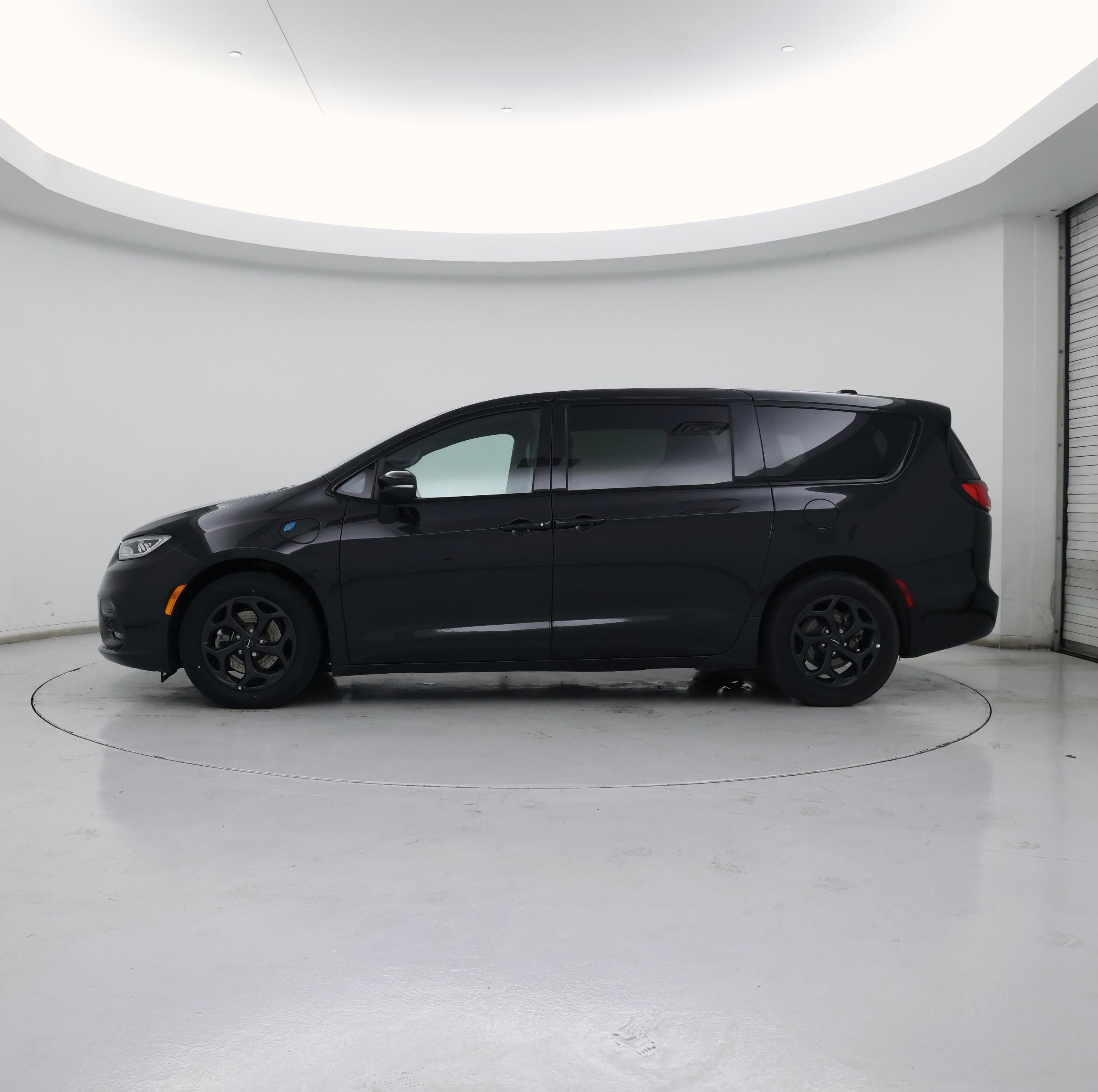 Thumbnail: 2023 Chrysler Pacifica - 3