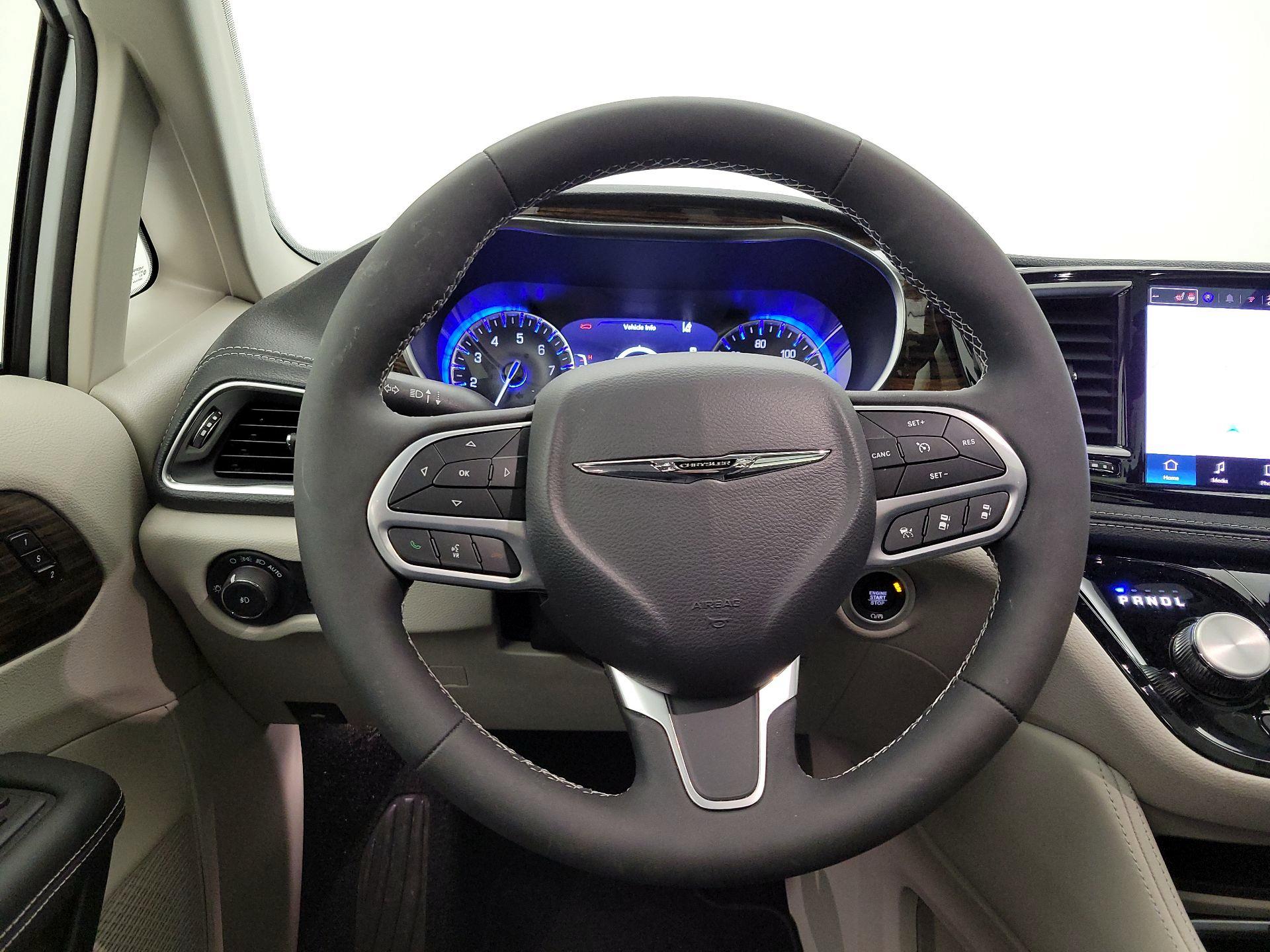 Thumbnail: 2023 Chrysler Pacifica - 10