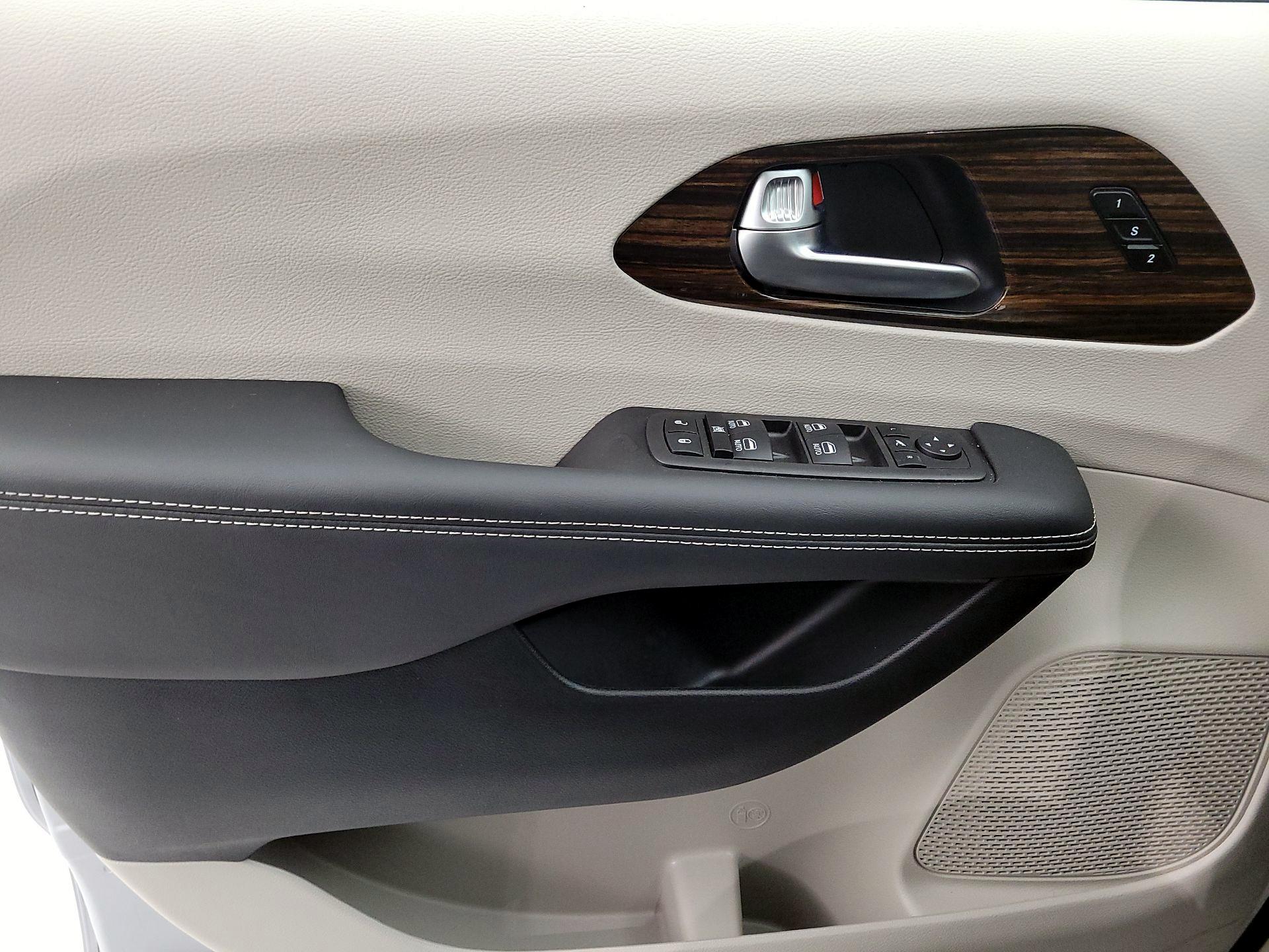 Thumbnail: 2023 Chrysler Pacifica - 12