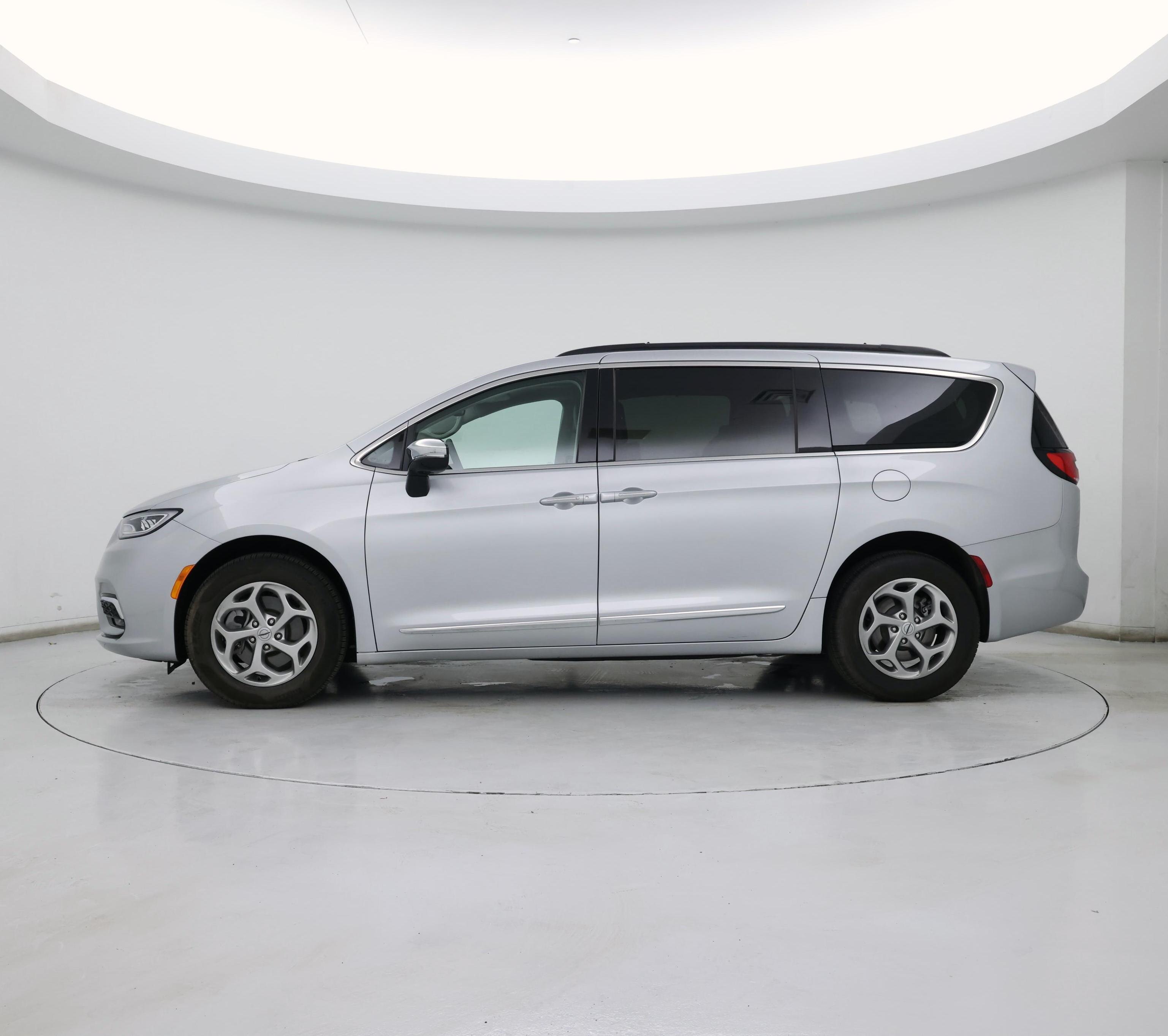 Thumbnail: 2023 Chrysler Pacifica - 3