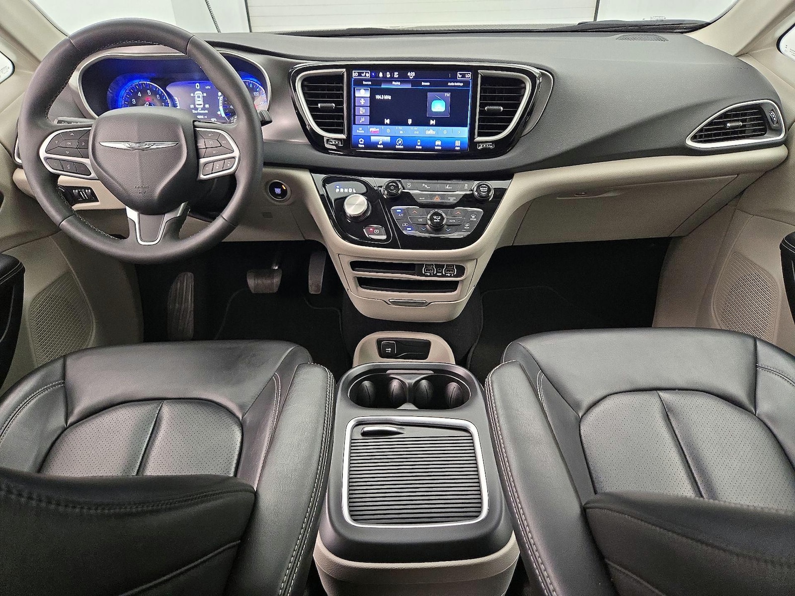 2023 Chrysler Pacifica Touring L - Photo 10