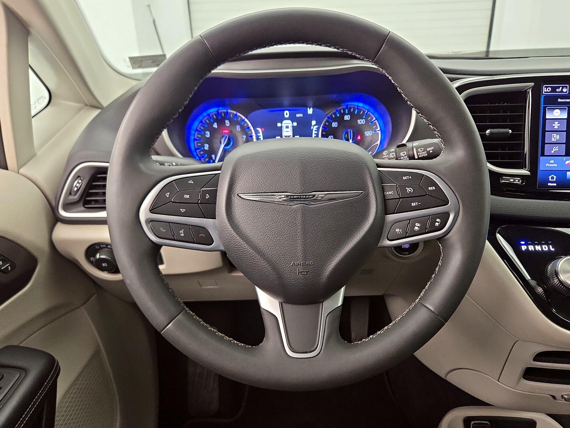 Thumbnail: 2023 Chrysler Pacifica - 10