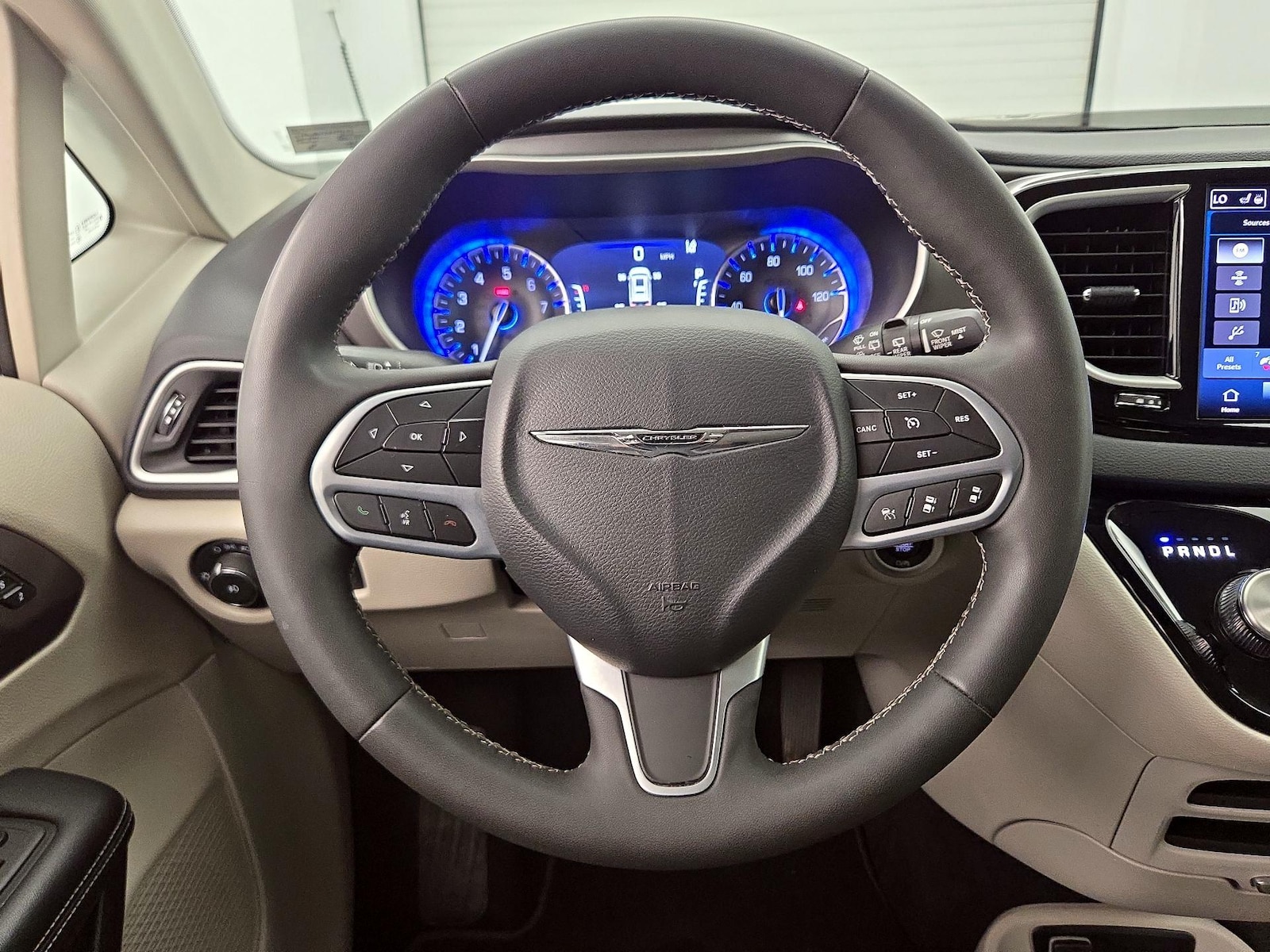 2023 Chrysler Pacifica Touring L - Photo 11