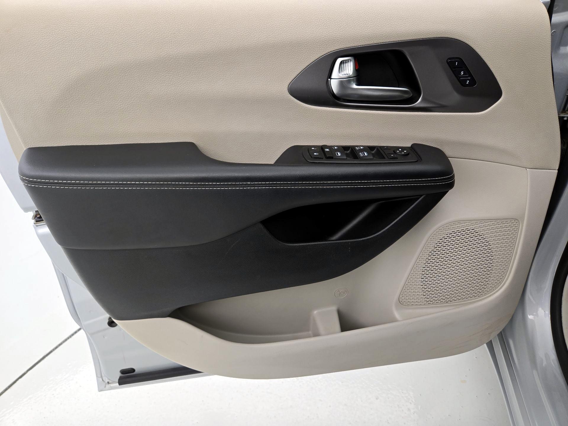 Thumbnail: 2023 Chrysler Pacifica - 12