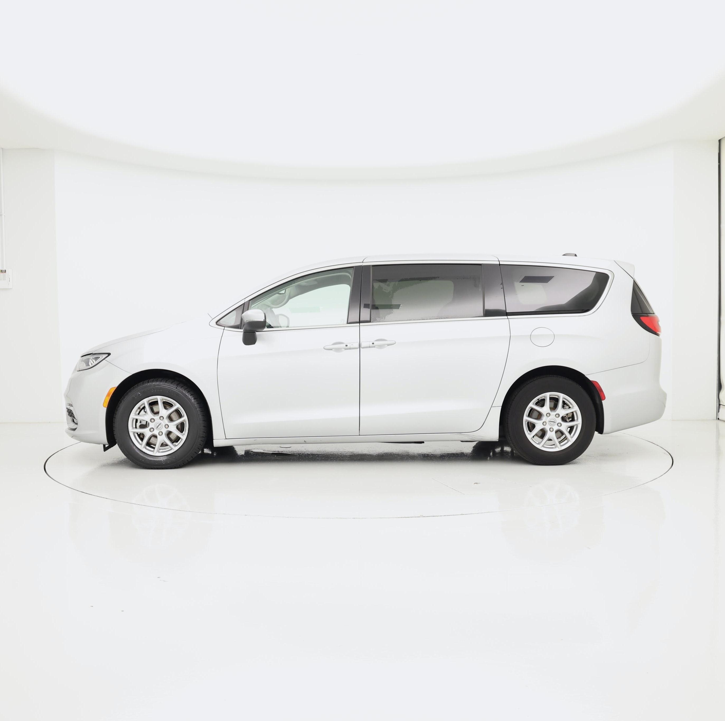 Thumbnail: 2023 Chrysler Pacifica - 3