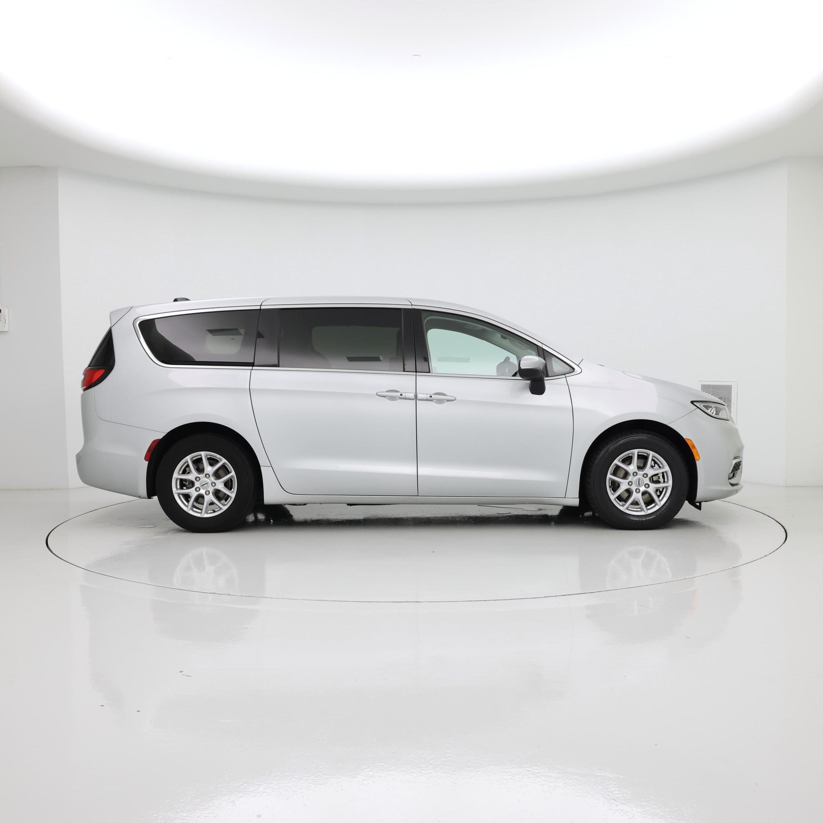 Thumbnail: 2023 Chrysler Pacifica - 7