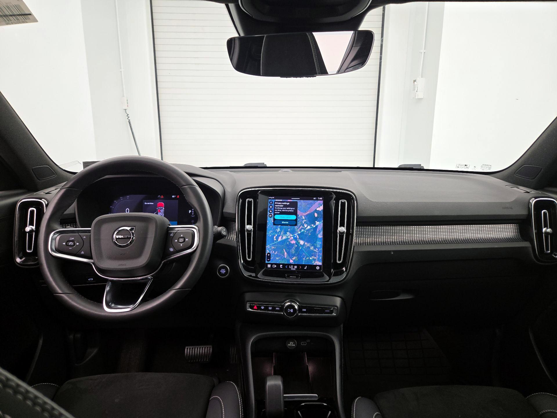 Thumbnail: 2023 Volvo XC40 - 9