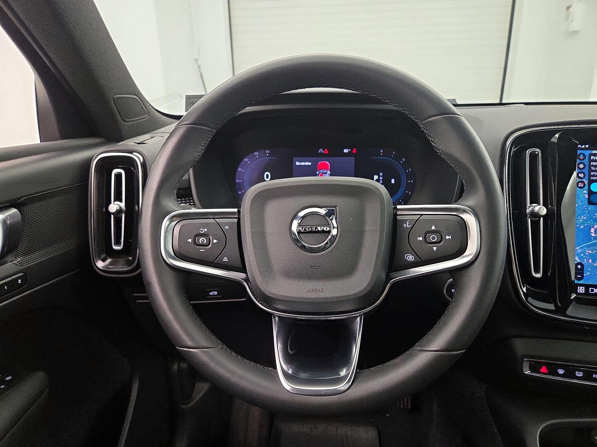 Thumbnail: 2023 Volvo XC40 - 10